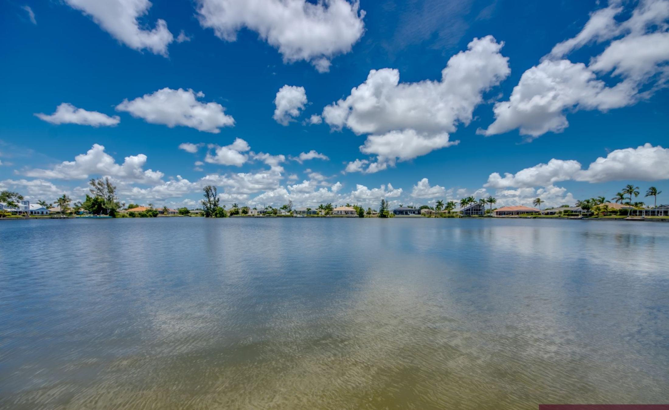 Terrasse am Kanal mit Pool, Spa und Bootsdock.