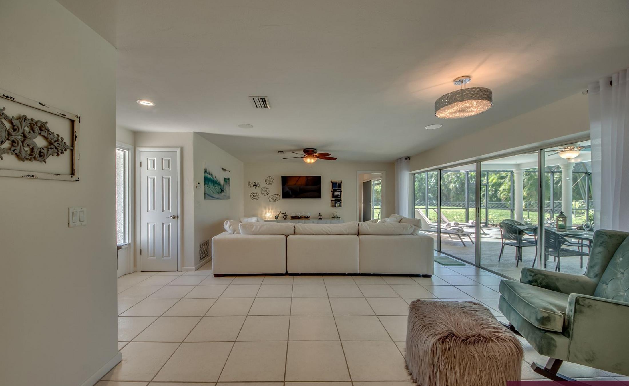 Sonnige Poolterrasse mit beheiztem Pool und Sitzbereich.