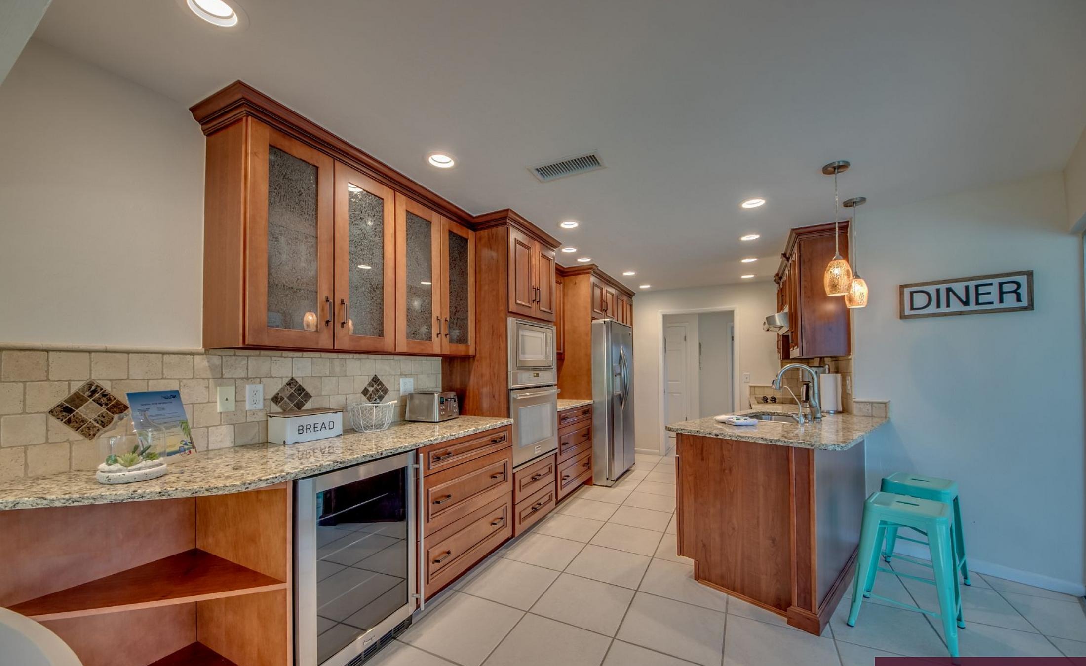 Sonnige Poolterrasse mit beheiztem Pool und Liegen.