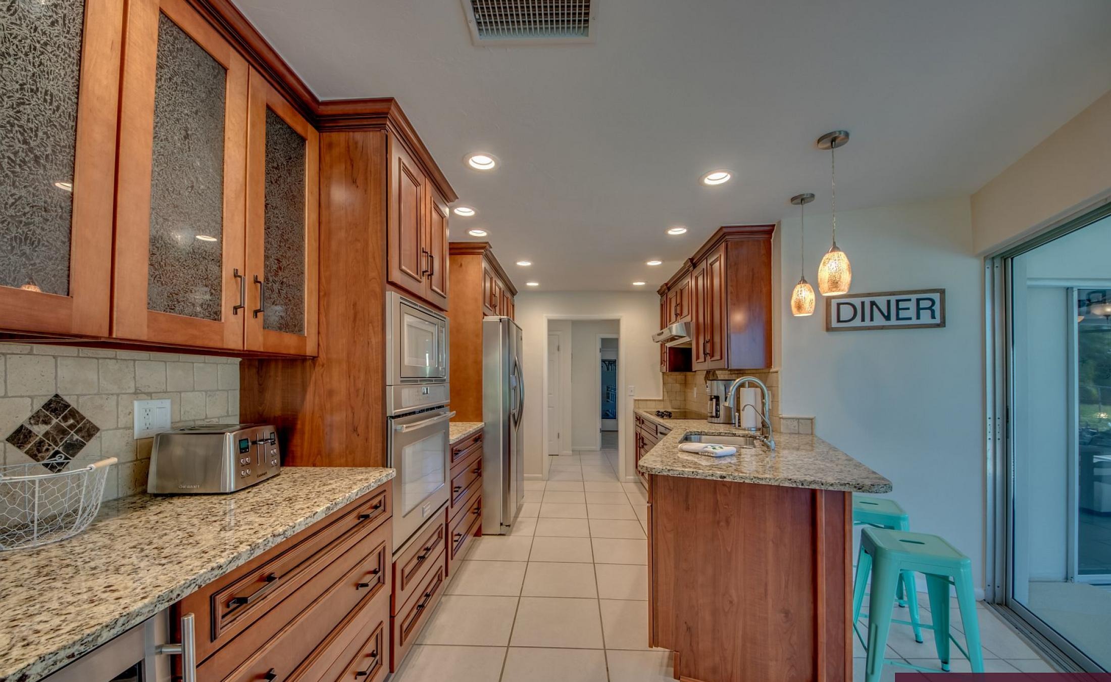 Sonnige Poolterrasse mit beheiztem Pool und Sitzbereich.