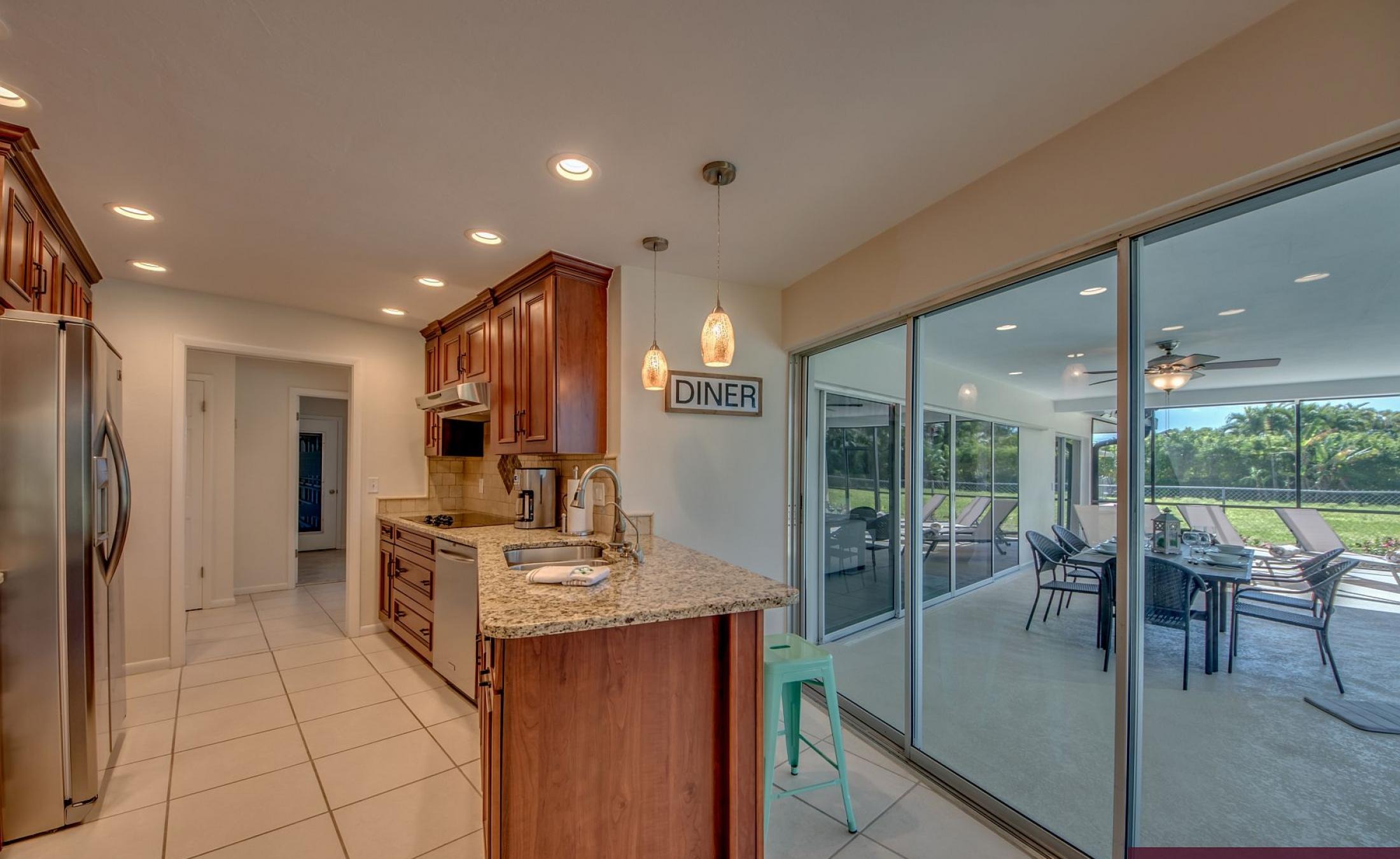 Sonnige Poolterrasse mit beheiztem Pool und Liegen.