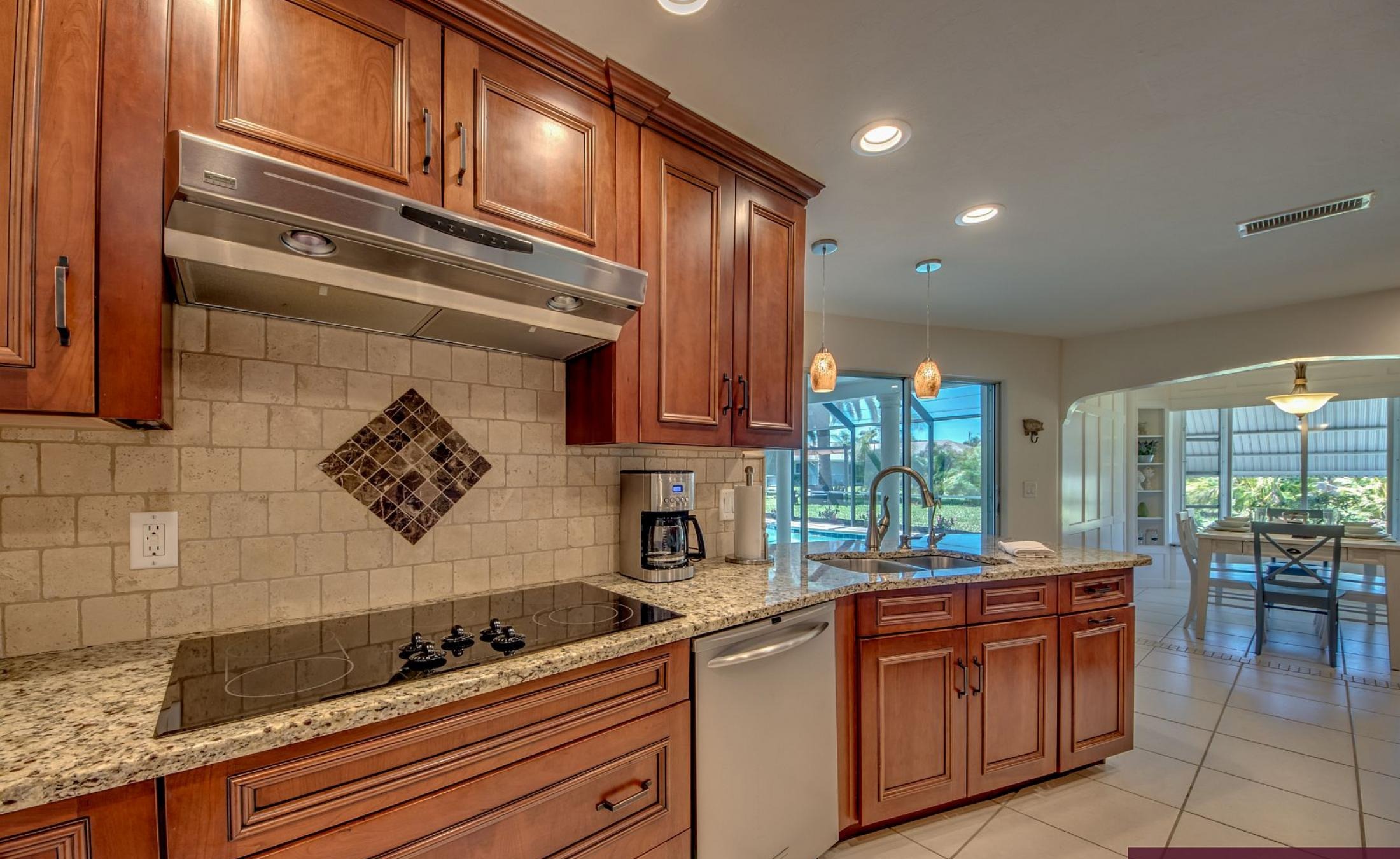 Moderne Villa in Cape Coral mit sonniger Poolterrasse und großen Glasschiebetüren.