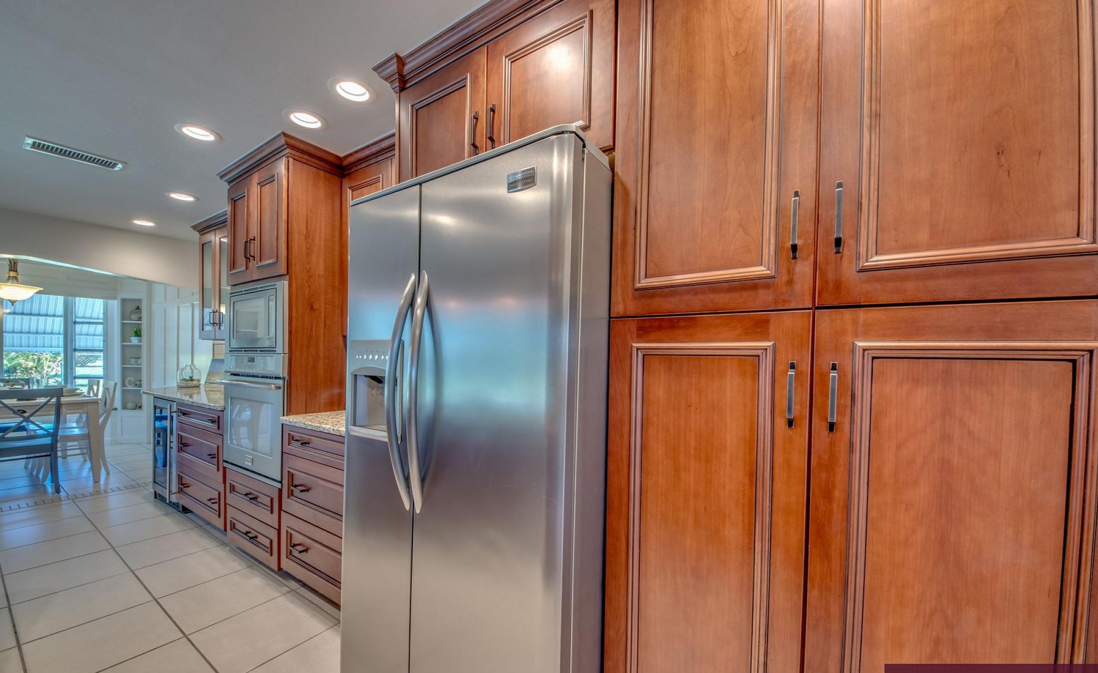 Moderne Villa in Cape Coral mit sonniger Poolterrasse und großen Glasschiebetüren.