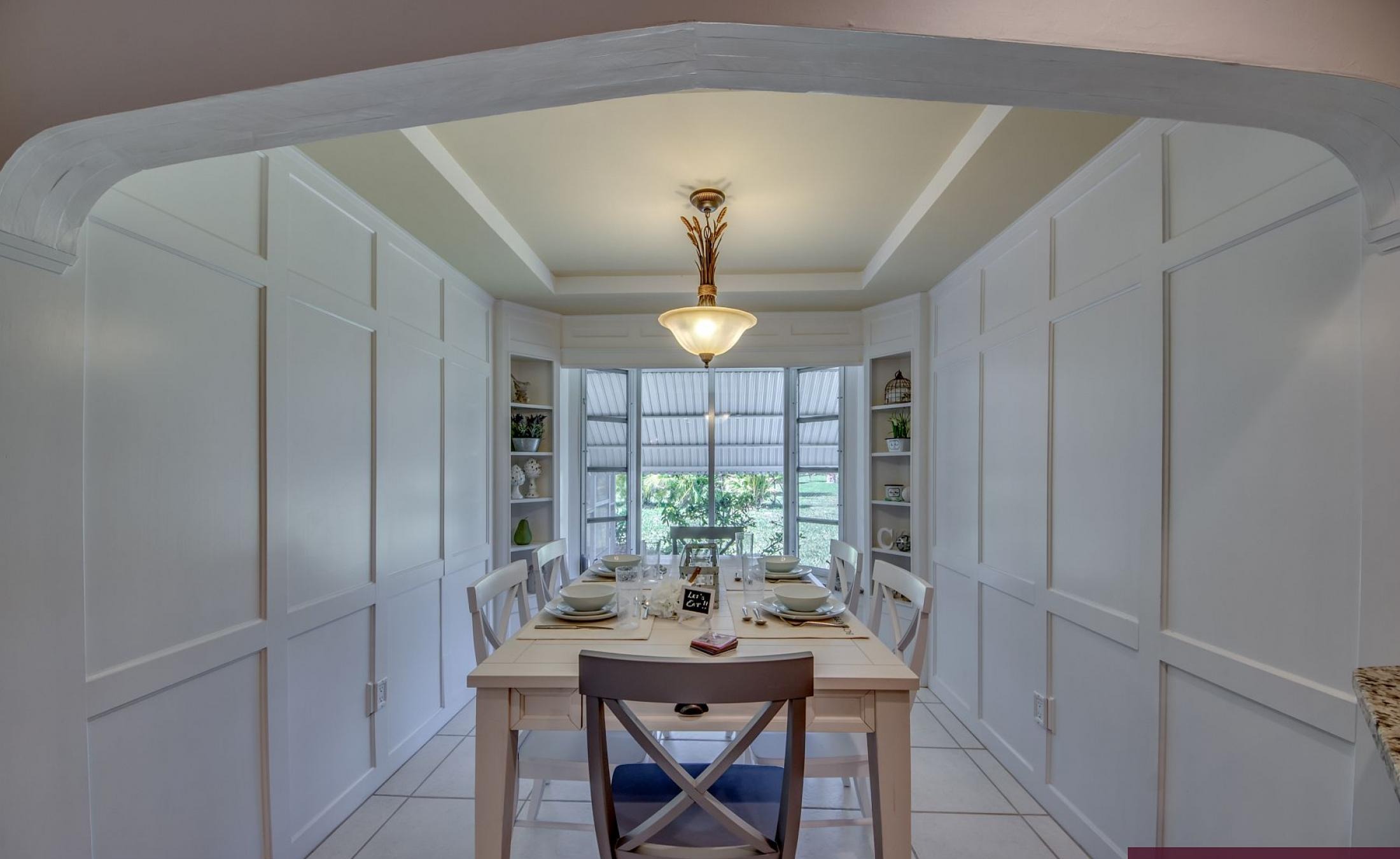 Sonnige Poolterrasse mit beheiztem Pool und Sitzbereich.