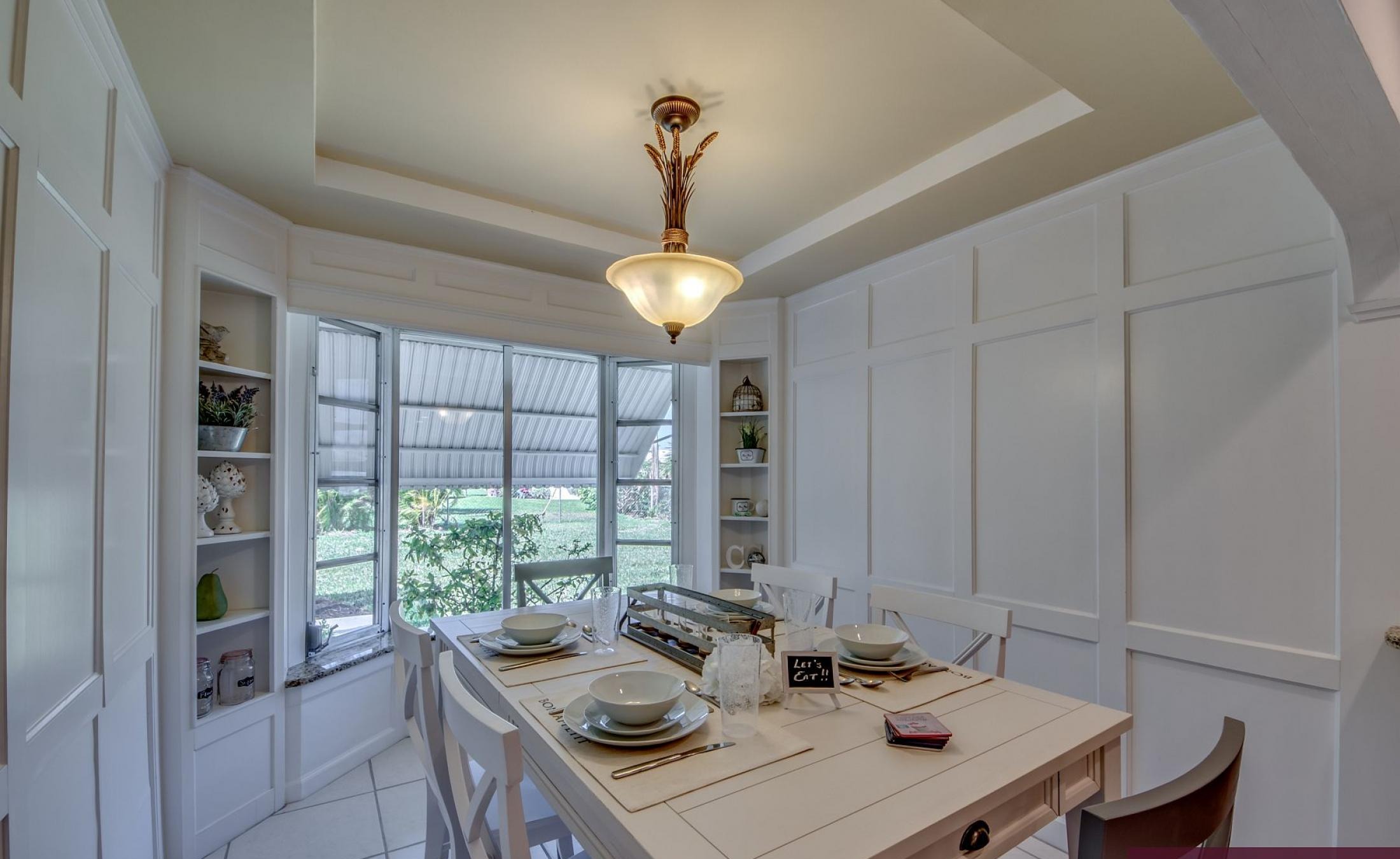 Sonnige Poolterrasse mit beheiztem Pool und Sitzbereich.