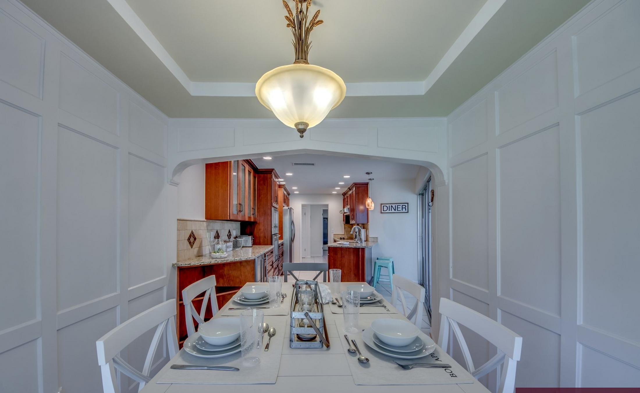 Sonnige Poolterrasse mit beheiztem Pool und Sitzbereich.