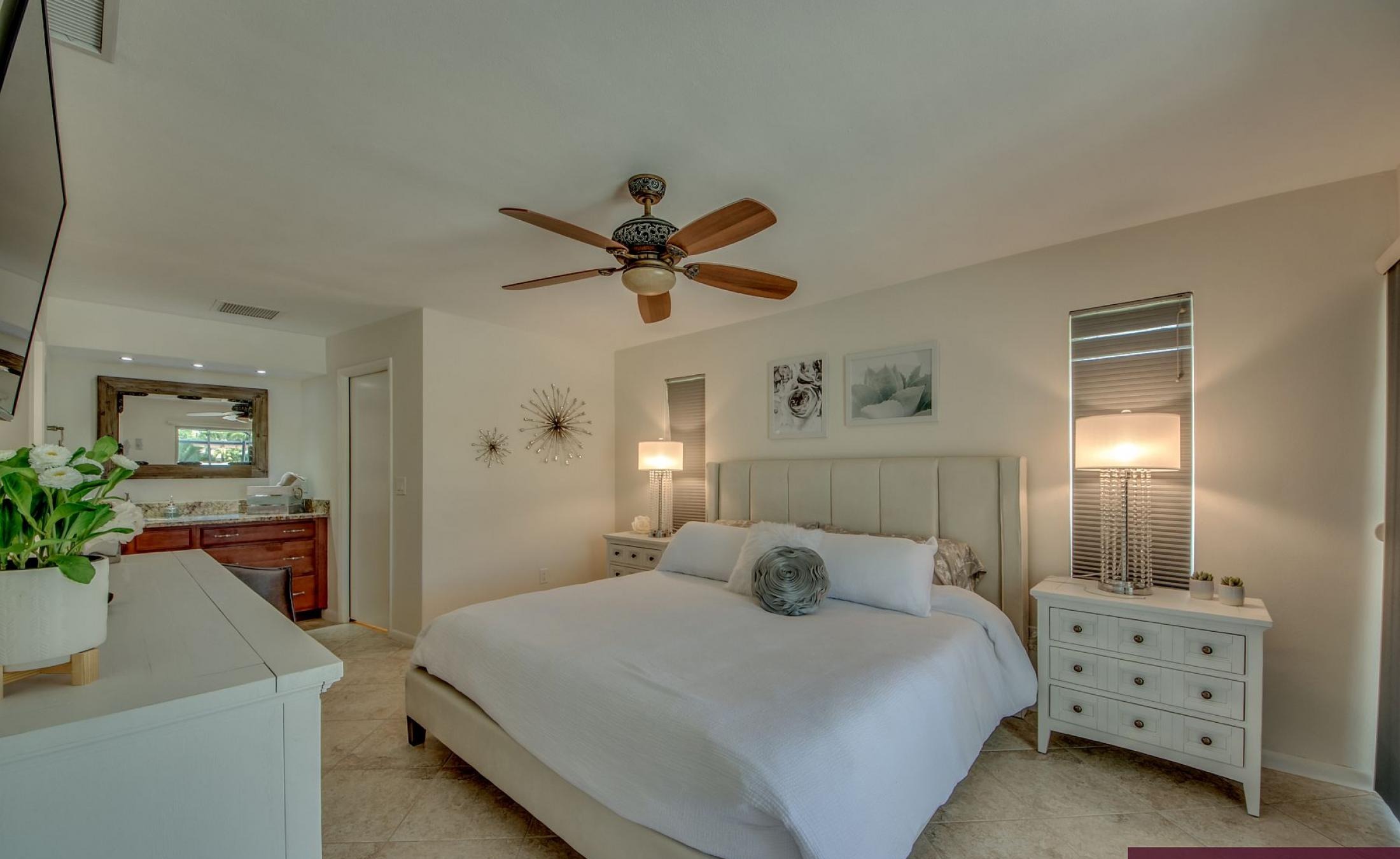 Sonnige Poolterrasse mit beheiztem Pool und Sitzbereich.