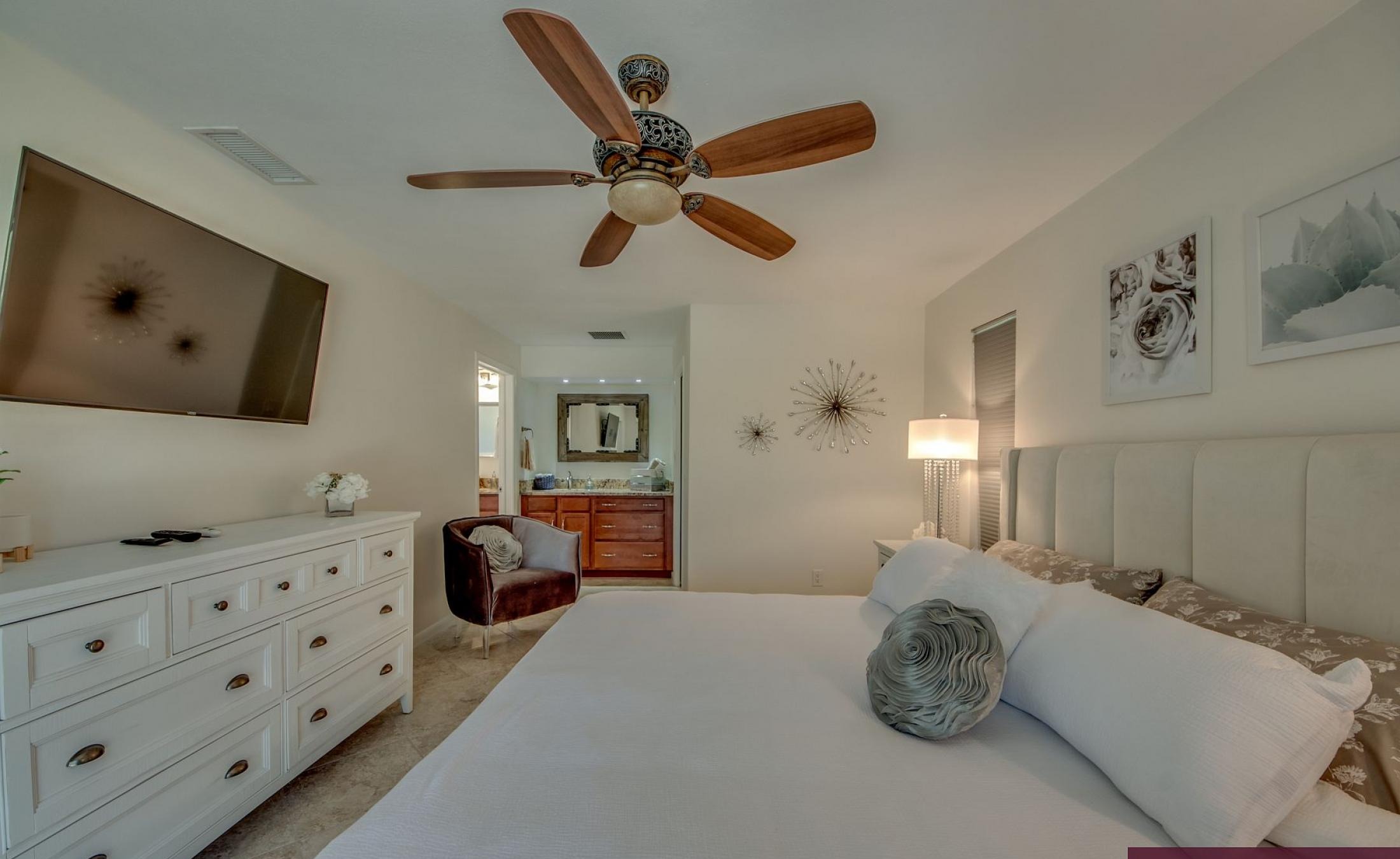 Moderne Villa mit Poolterrasse und großen Glasschiebetüren.