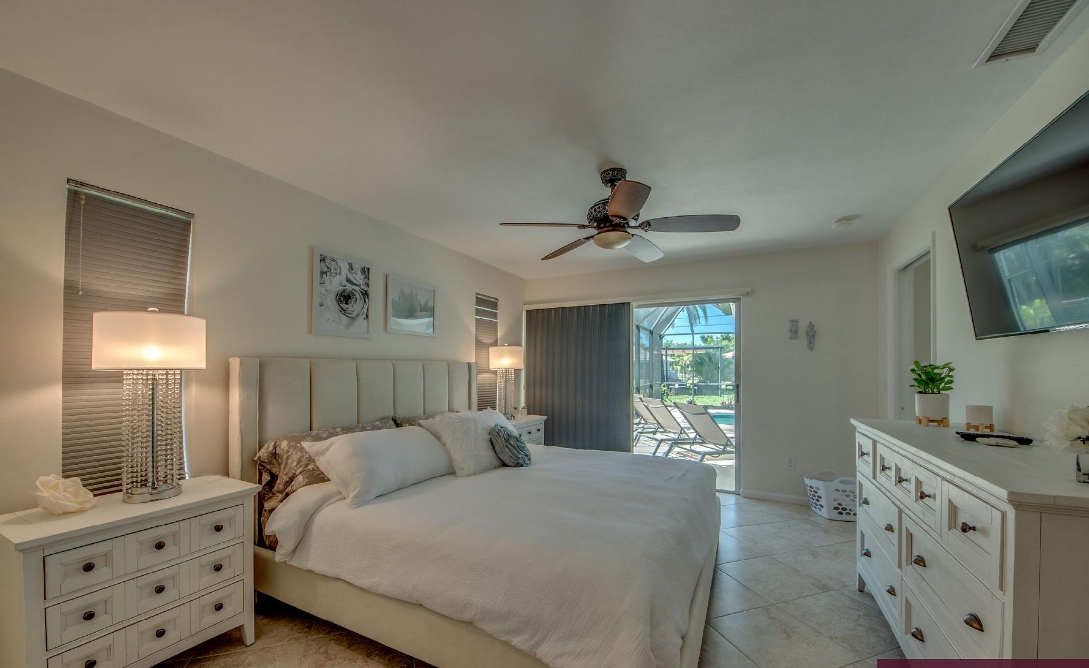 Sonnige Poolterrasse mit beheiztem Pool und Sitzbereich.