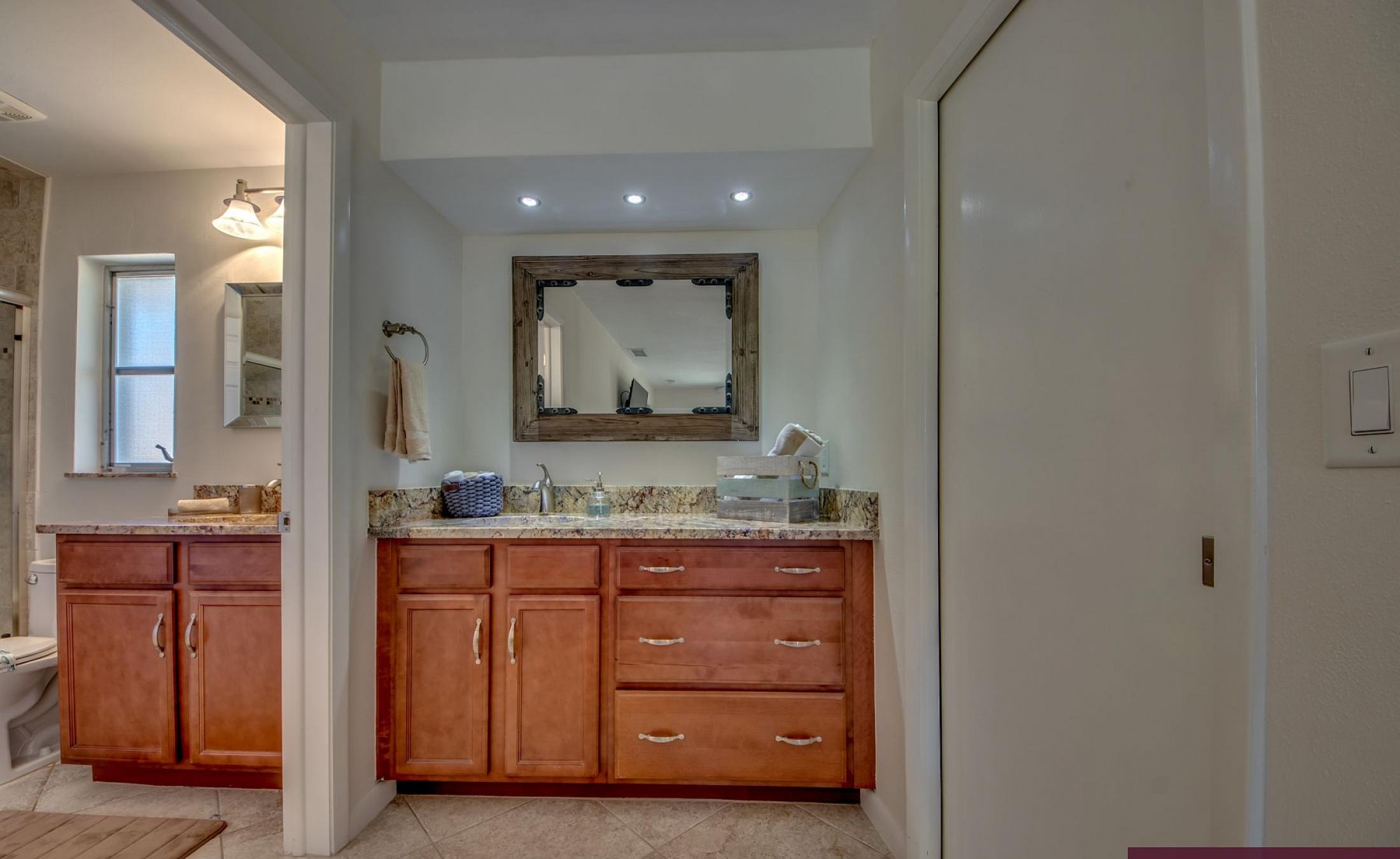 Sonnige Poolterrasse mit beheiztem Pool und Sitzbereich.