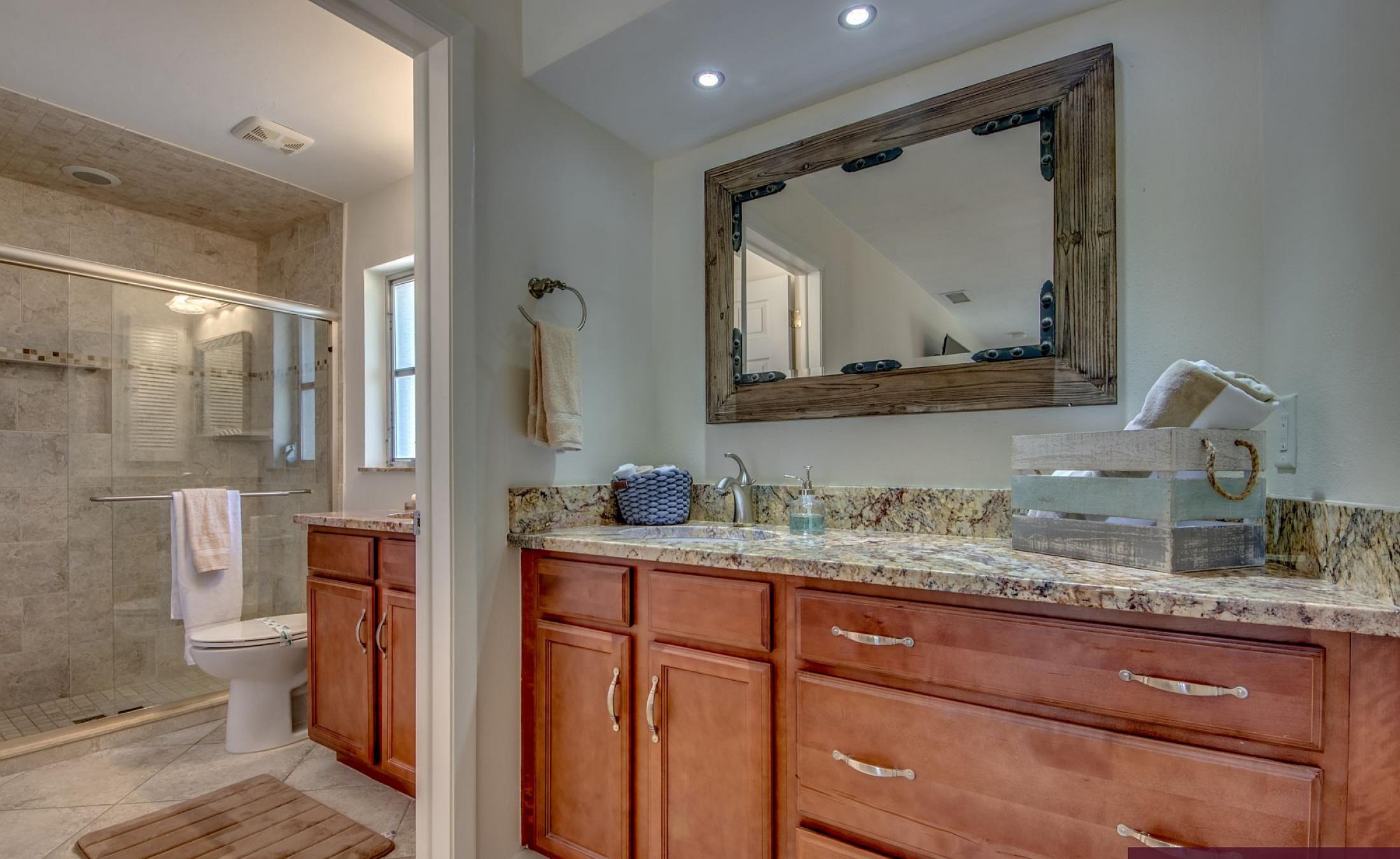 Sonnige Poolterrasse mit beheiztem Pool und Sitzbereich.