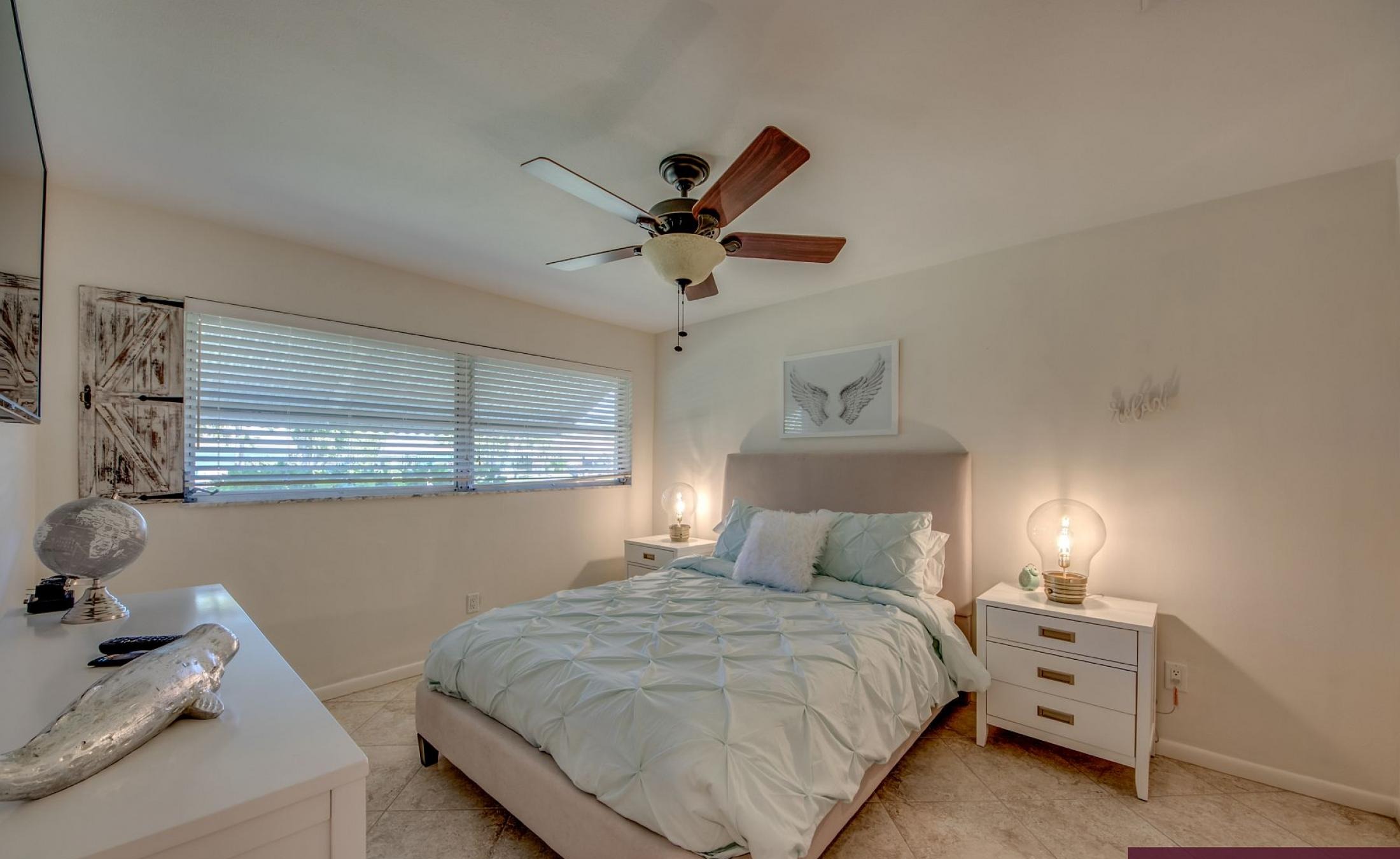 Sonnige Poolterrasse mit beheiztem Pool und Sitzbereich.