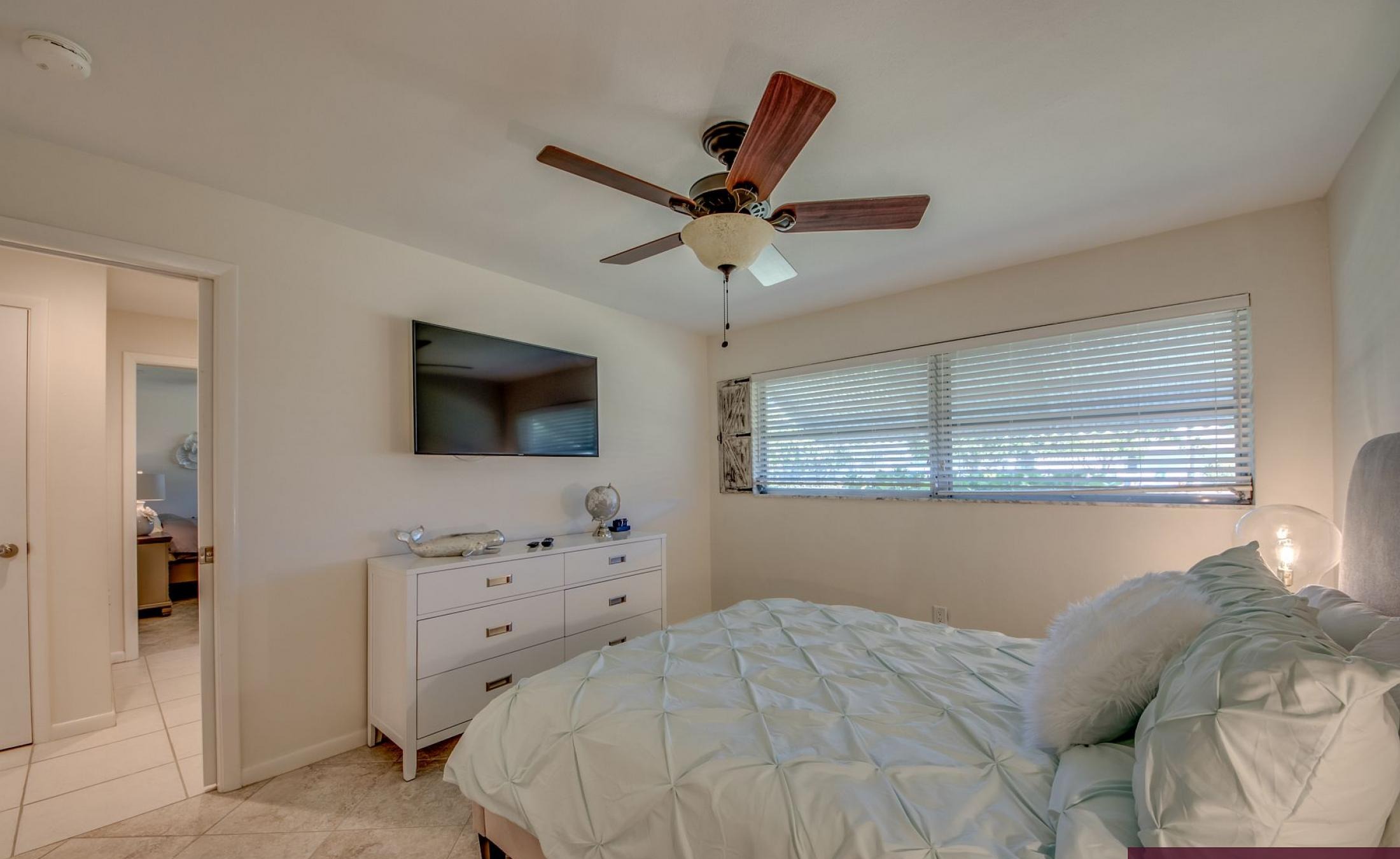 Sonnige Poolterrasse mit Sitzbereich und Grillmöglichkeit.