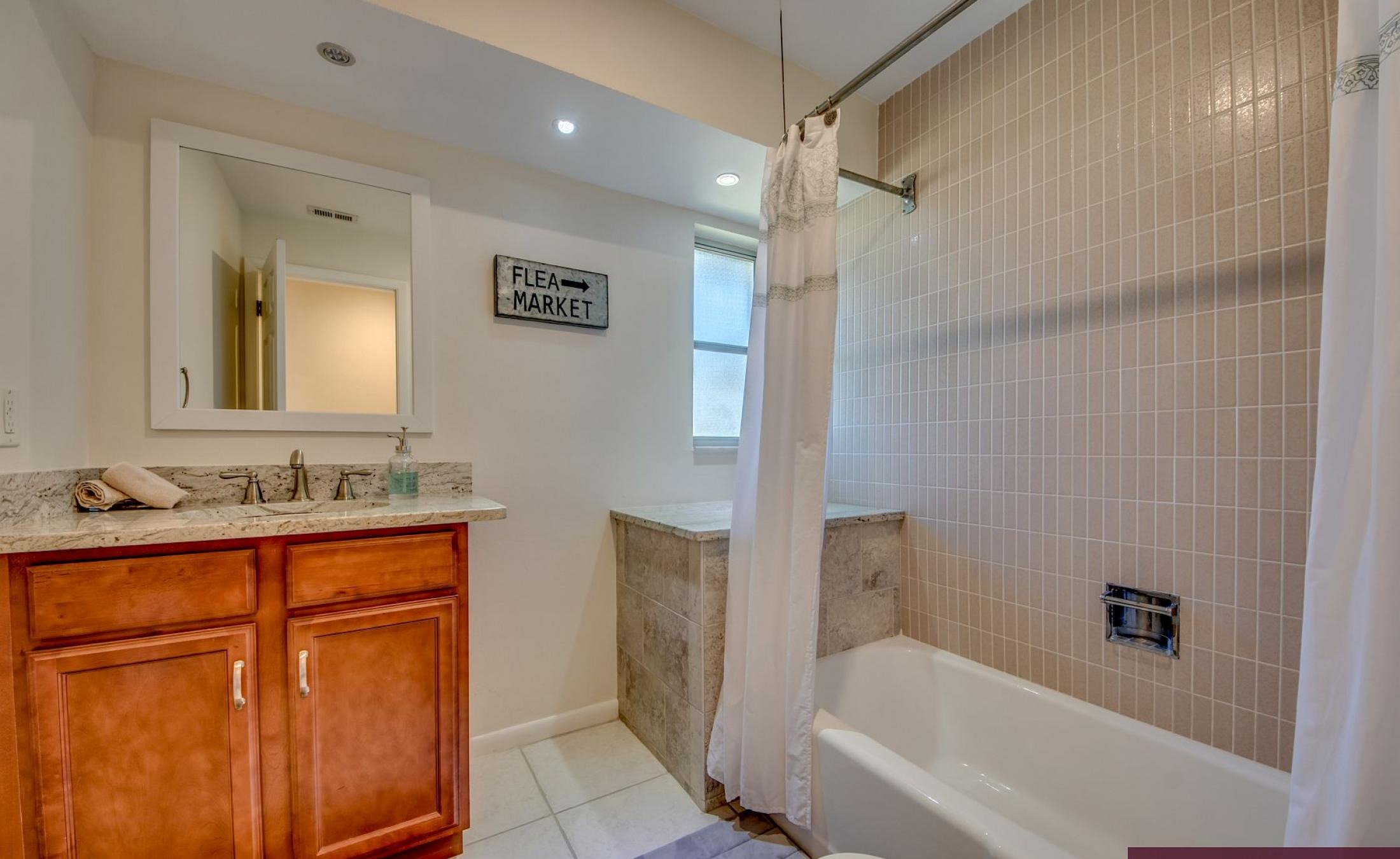 Sonnige Poolterrasse mit beheiztem Pool und Sitzbereich.