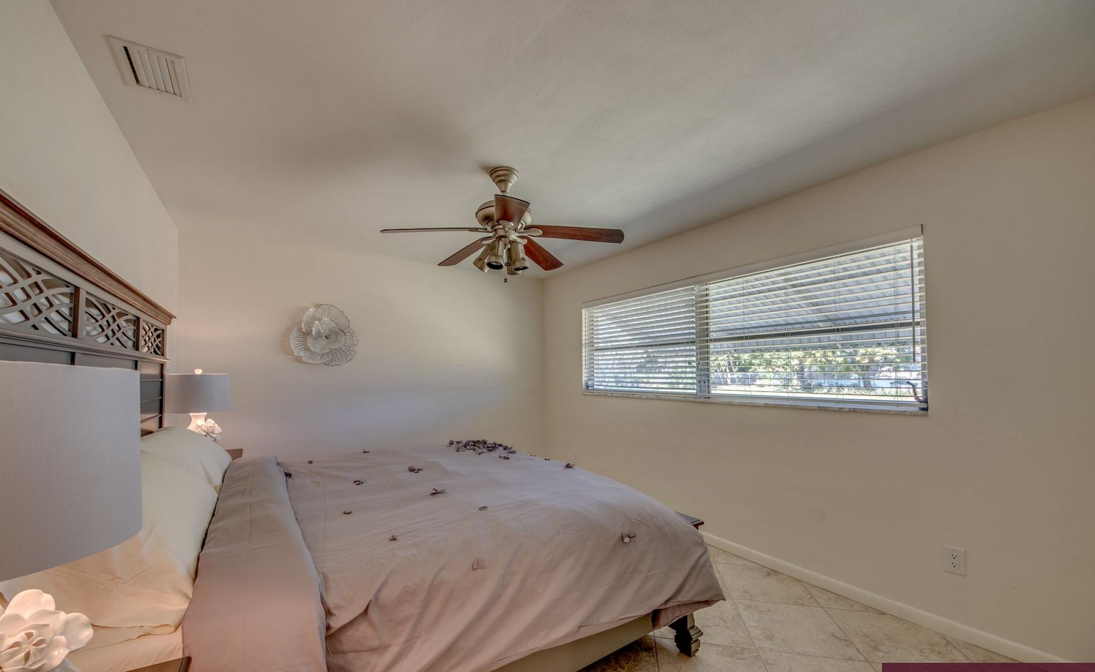 Moderne Villa mit offener Wohnküche und Zugang zur sonnigen Poolterrasse.