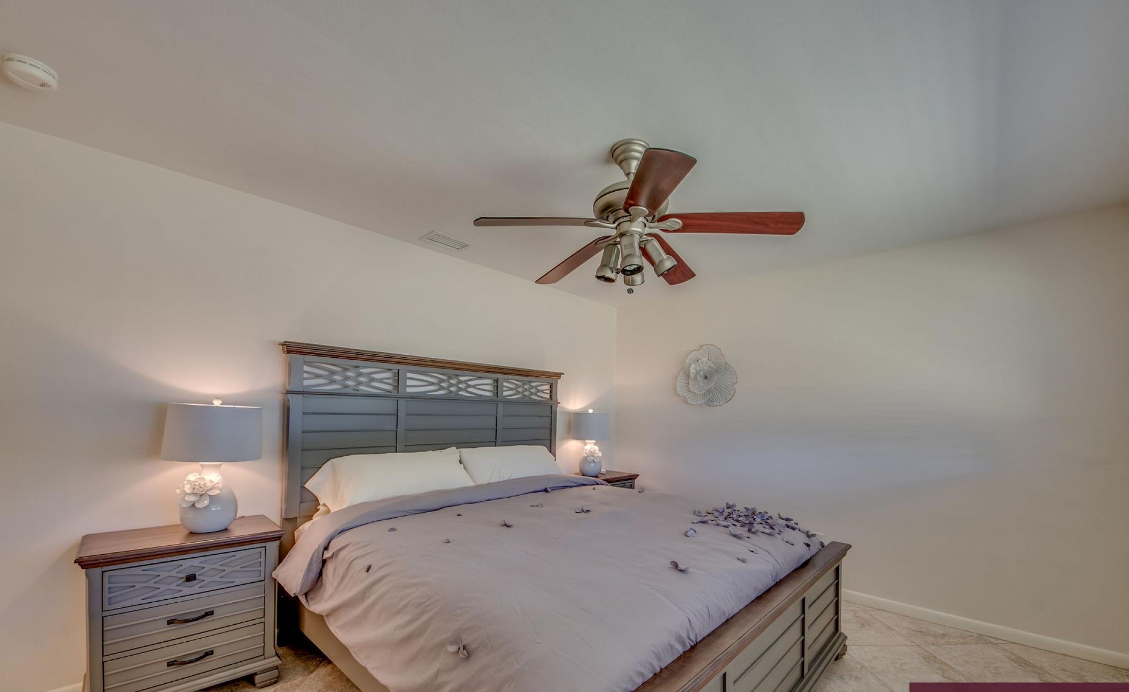 Moderne Villa in Cape Coral mit sonniger Poolterrasse und großen Glasschiebetüren.