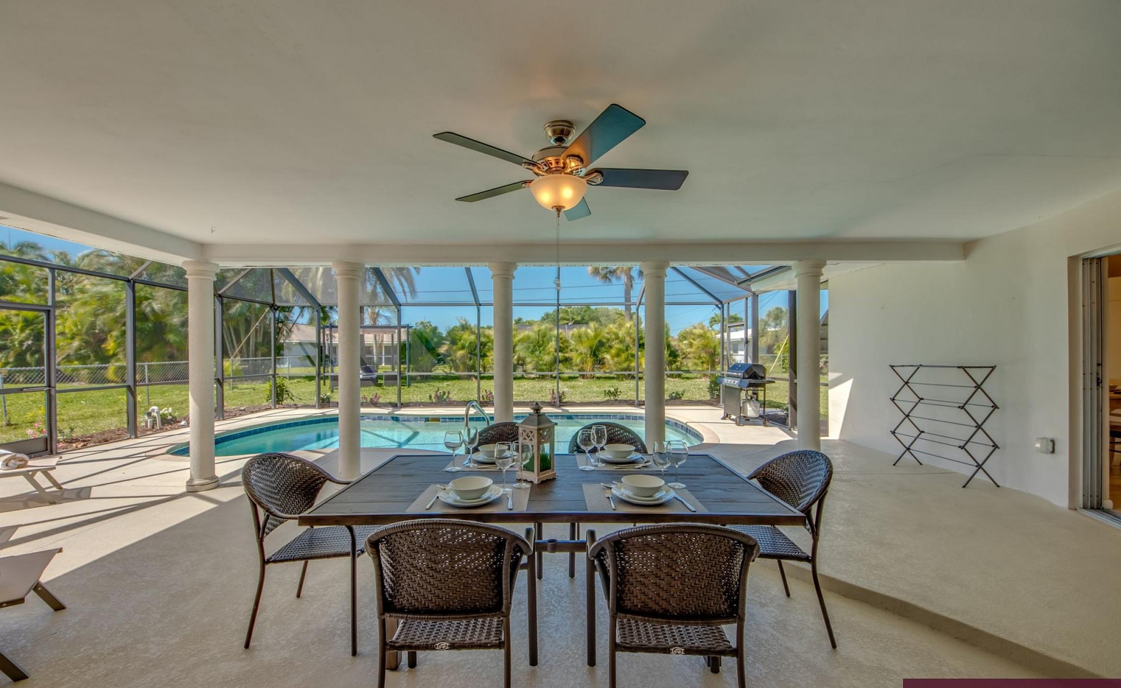 Sonnige Poolterrasse mit beheiztem Pool und Sitzbereich.