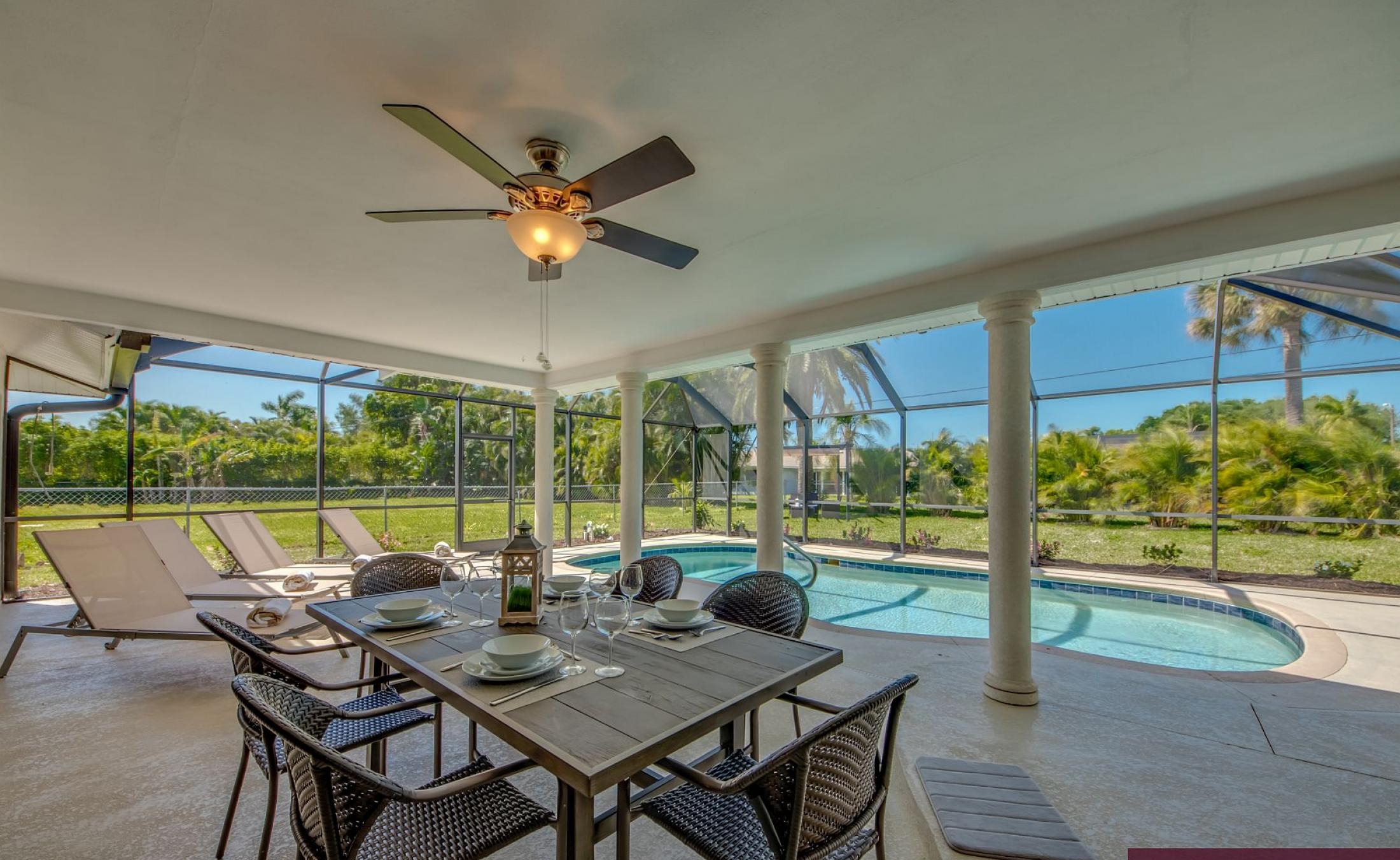 Moderne Villa in ruhiger Lage in SE Cape Coral mit sonniger Poolterrasse.