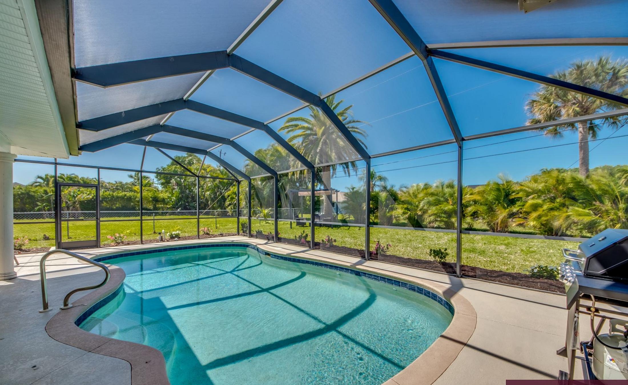 Sonnige Poolterrasse mit beheiztem Pool und Sitzbereich.