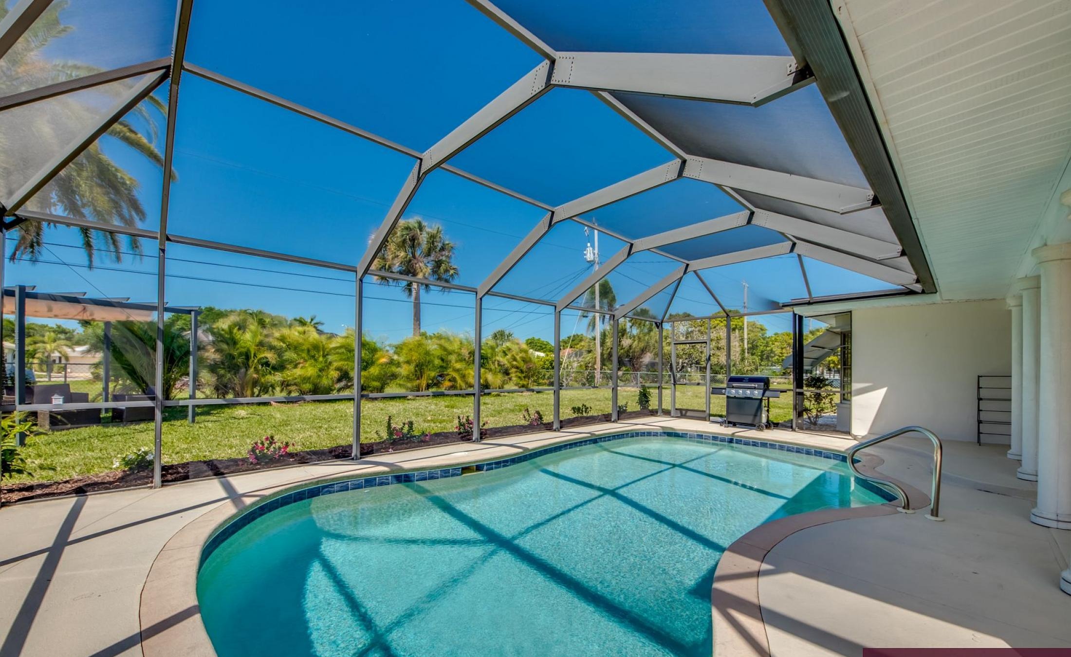 Sonnige Poolterrasse mit beheiztem Pool und Sitzbereich.