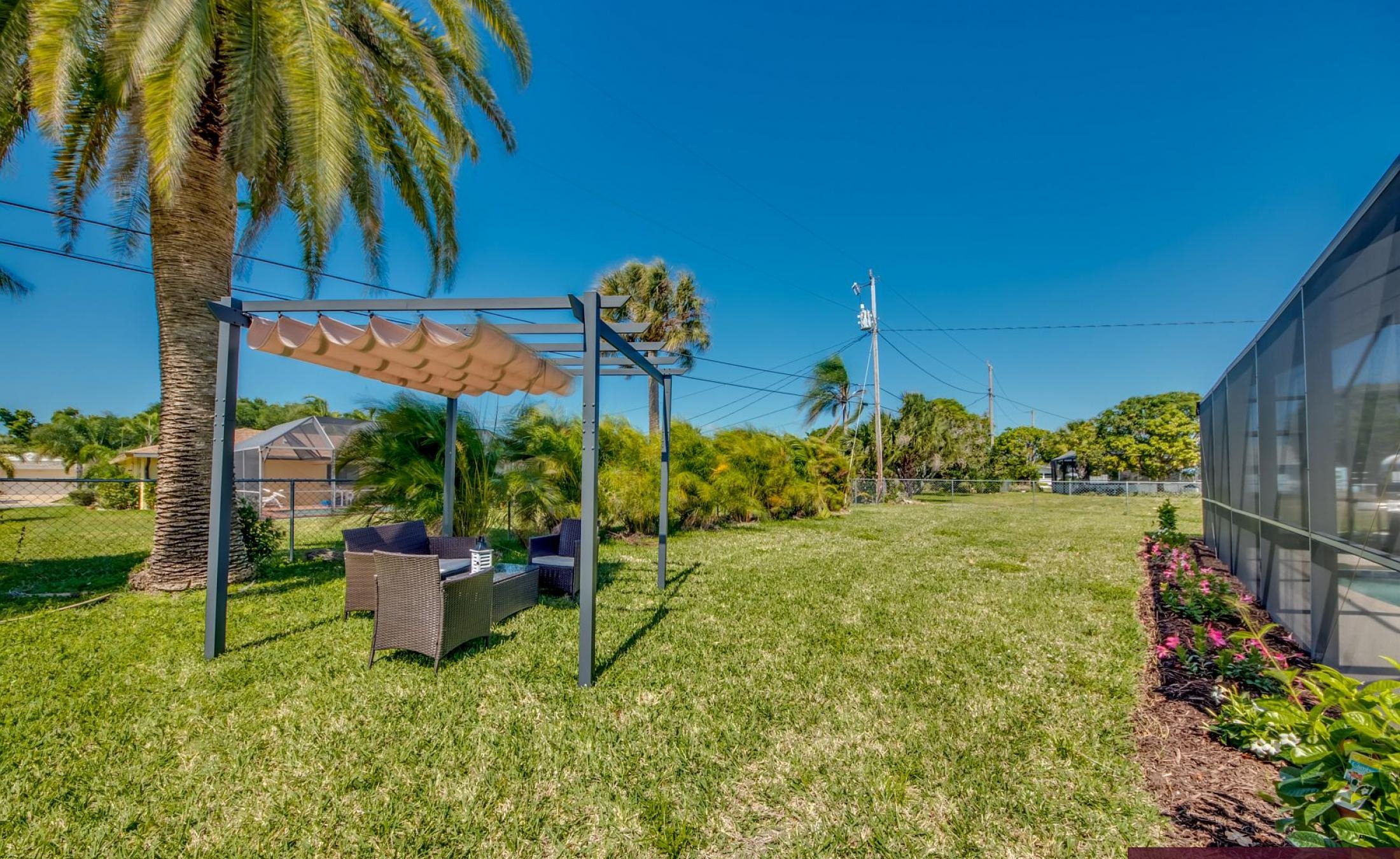 Sonnige Poolterrasse mit beheiztem Pool und Sitzbereich.