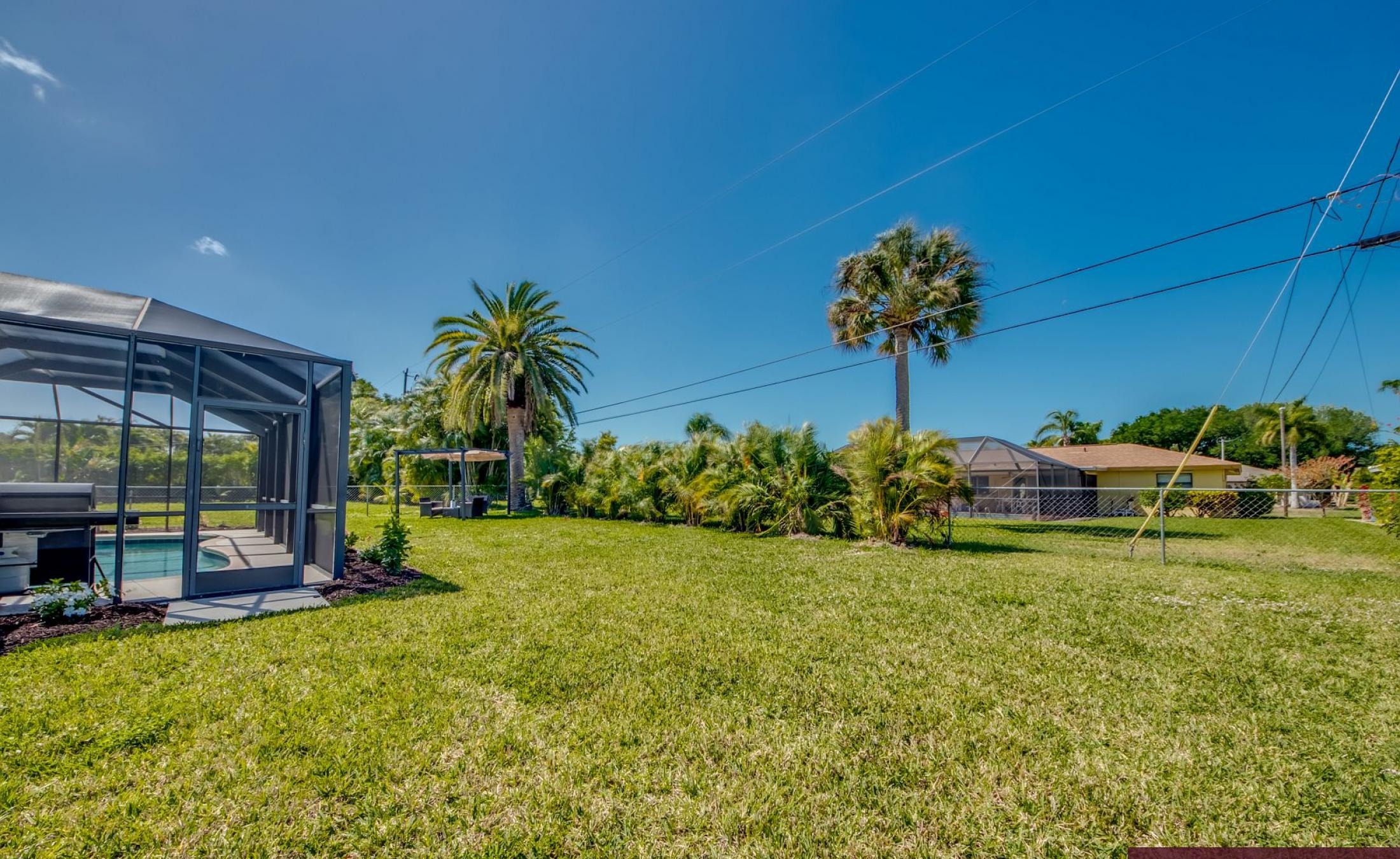 Sonnige Poolterrasse mit beheiztem Pool und Sitzbereich.