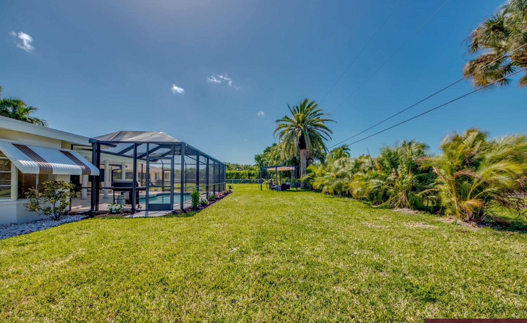 Sonnige Poolterrasse mit beheiztem Pool und Sitzbereich.