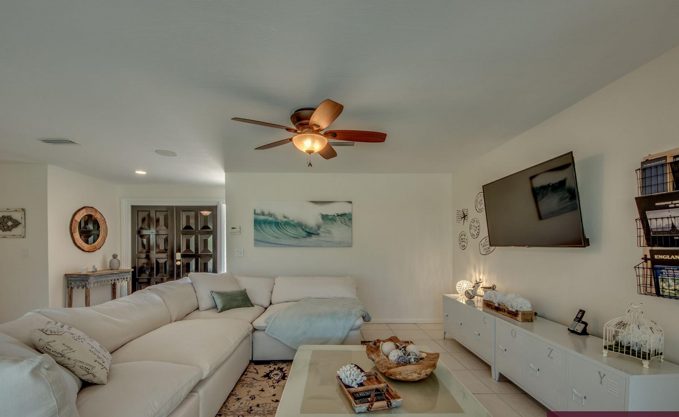 Sonnige Poolterrasse mit beheiztem Pool und Liegen.