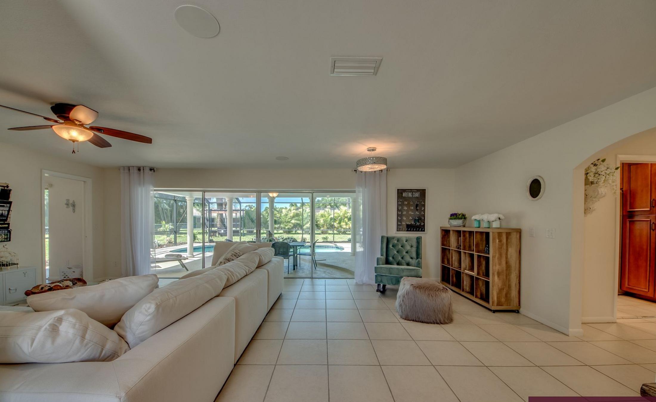 Moderne Villa in Cape Coral mit offener Wohnfläche und Zugang zur sonnigen Poolterrasse.