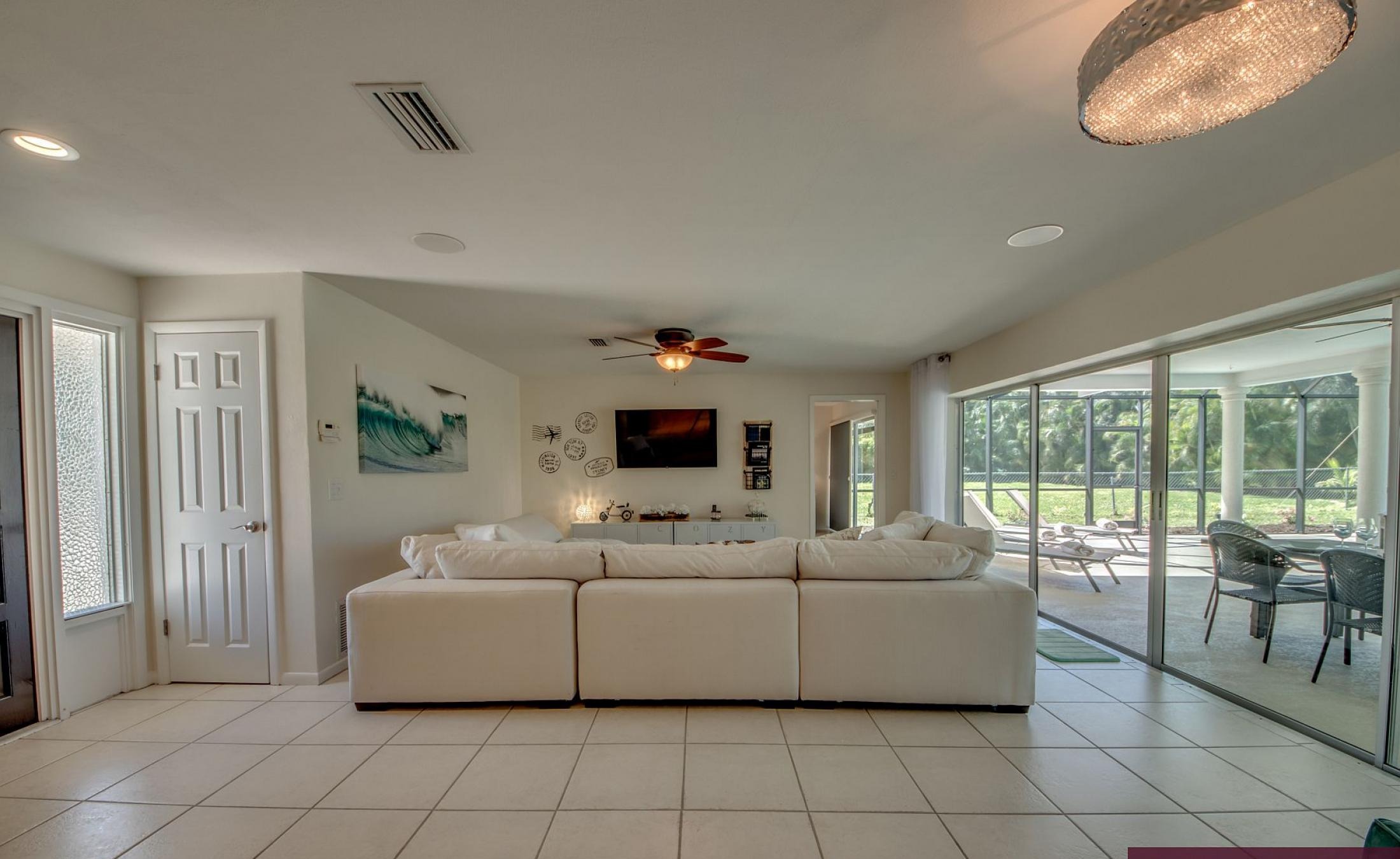 Sonnige Poolterrasse mit beheiztem Pool und Sitzbereich.