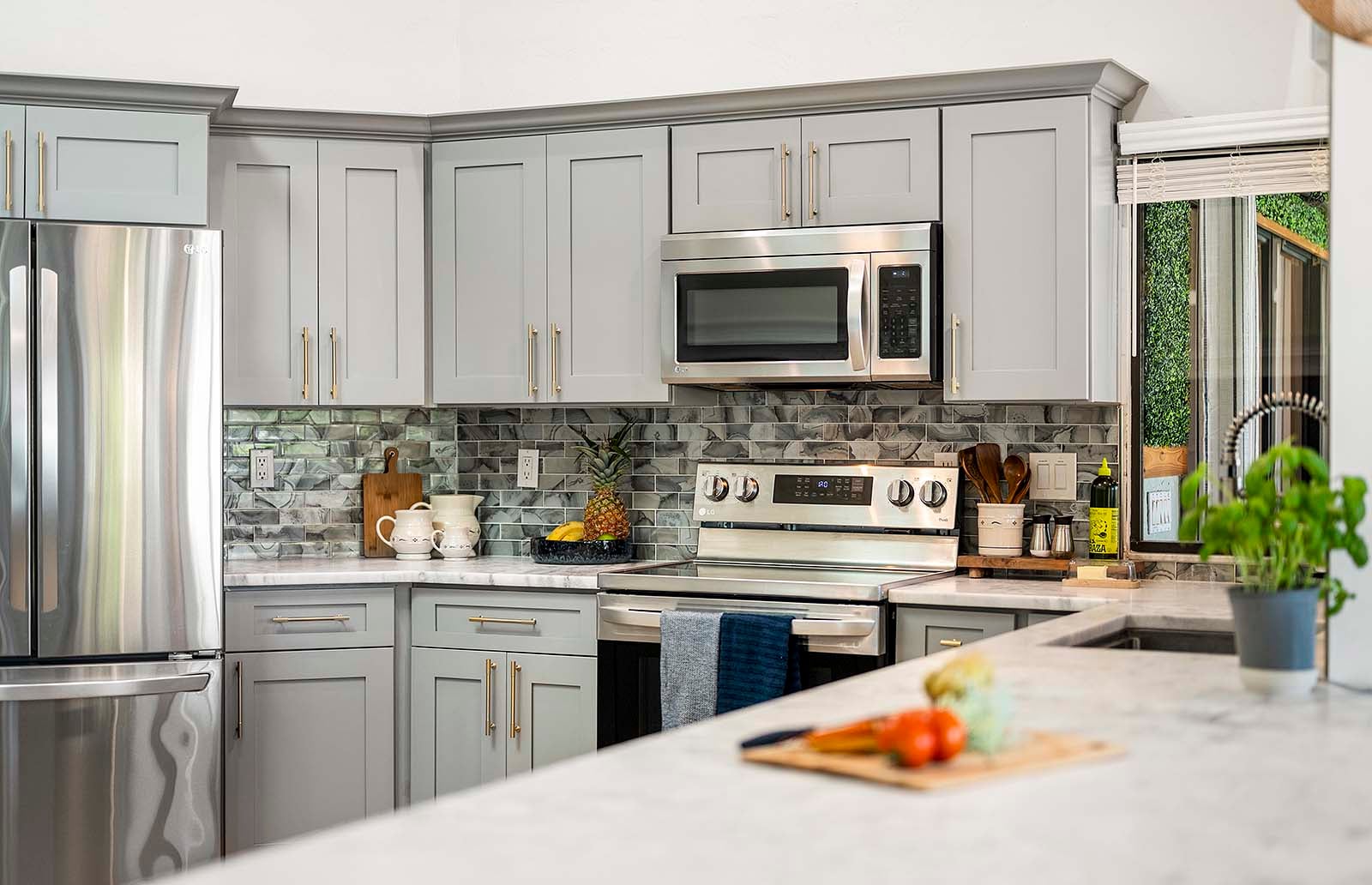 Wunderschön dekorierte Küche mit Edelstahlgeräten