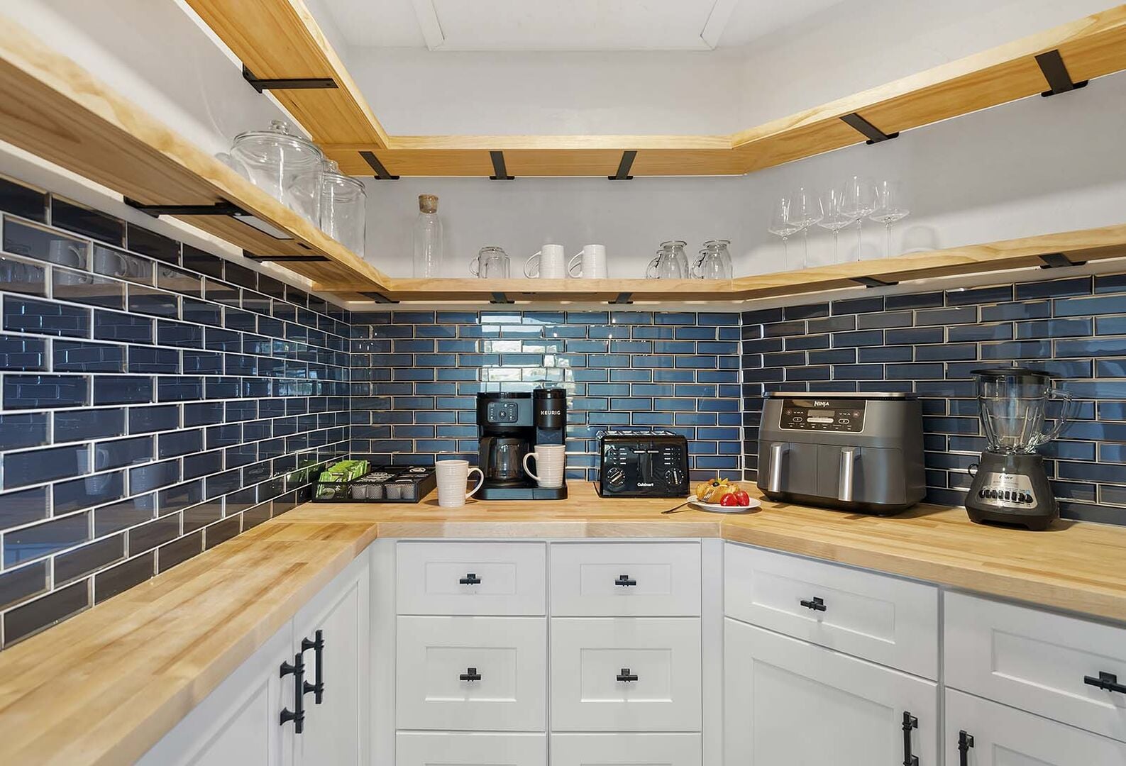 Butlers Pantry mit Kaffeebar, Heißluftfritteuse und Zusatz. Lagerung