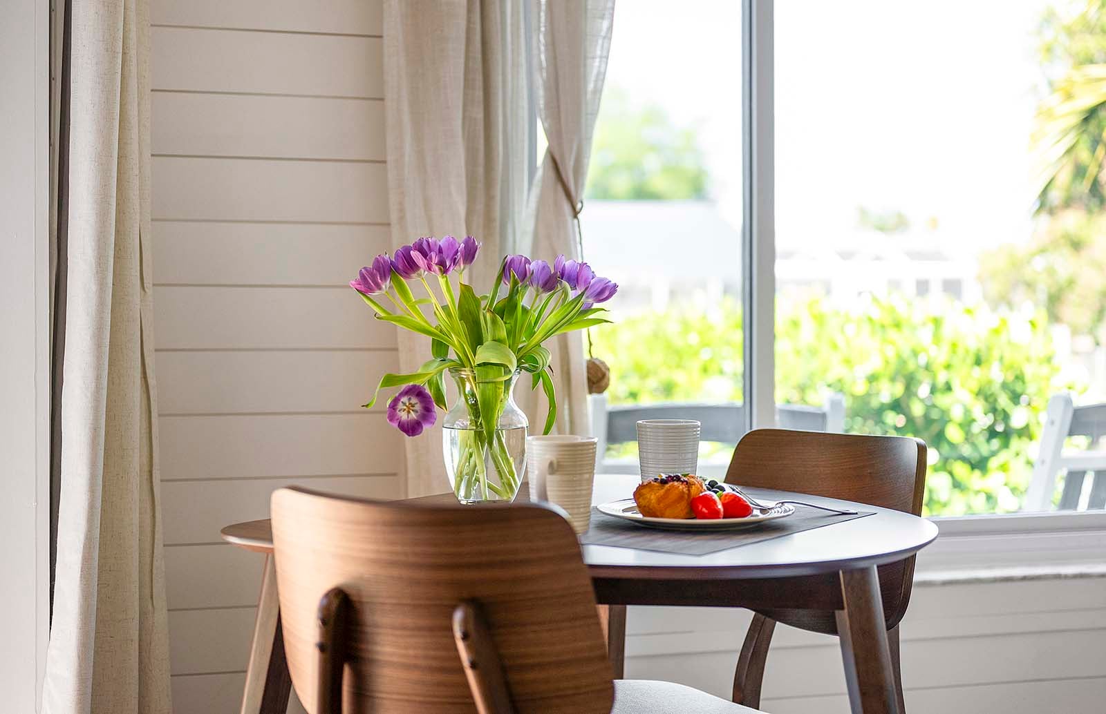 Genießen Sie Ihren Morgenkaffee mit Blick auf den Kanal