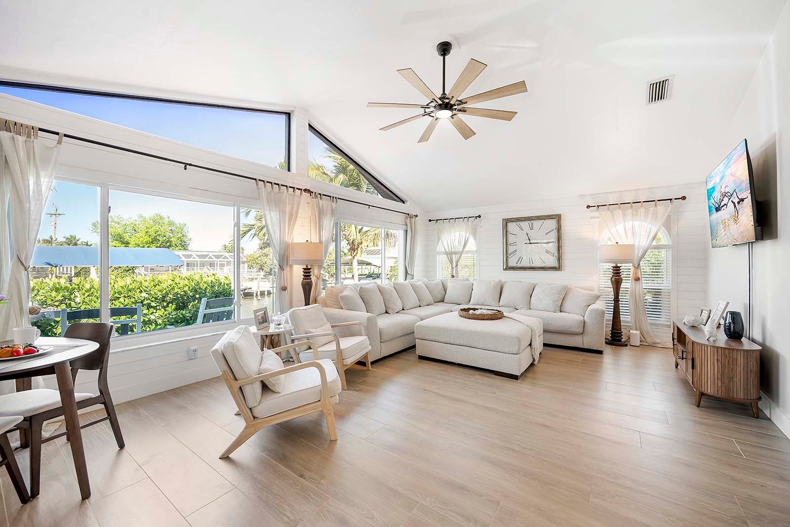 Smart-TV und offenes Wohnkonzept im Gulfstream Getaway