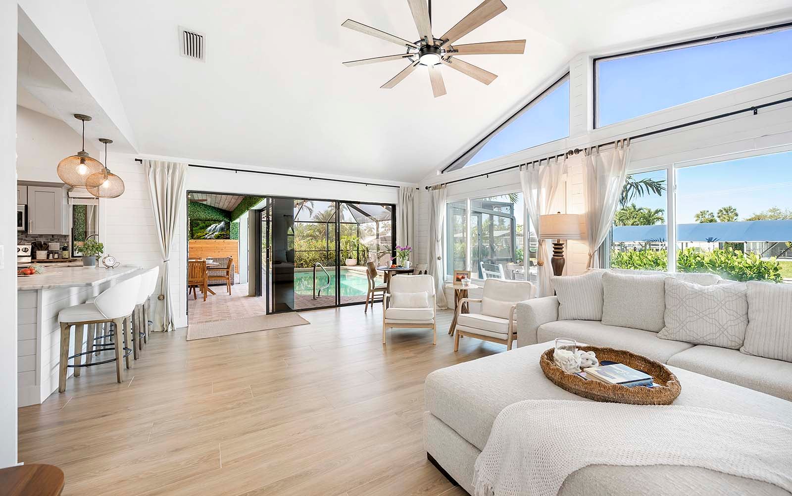 Heller und luftiger Raum mit herrlichem Blick auf den Gulf Access Canal