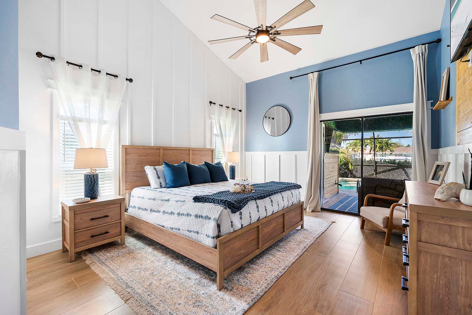 Hauptsuite mit Kingsize-Schlafzimmer und Blick auf den Garten und die Veranda