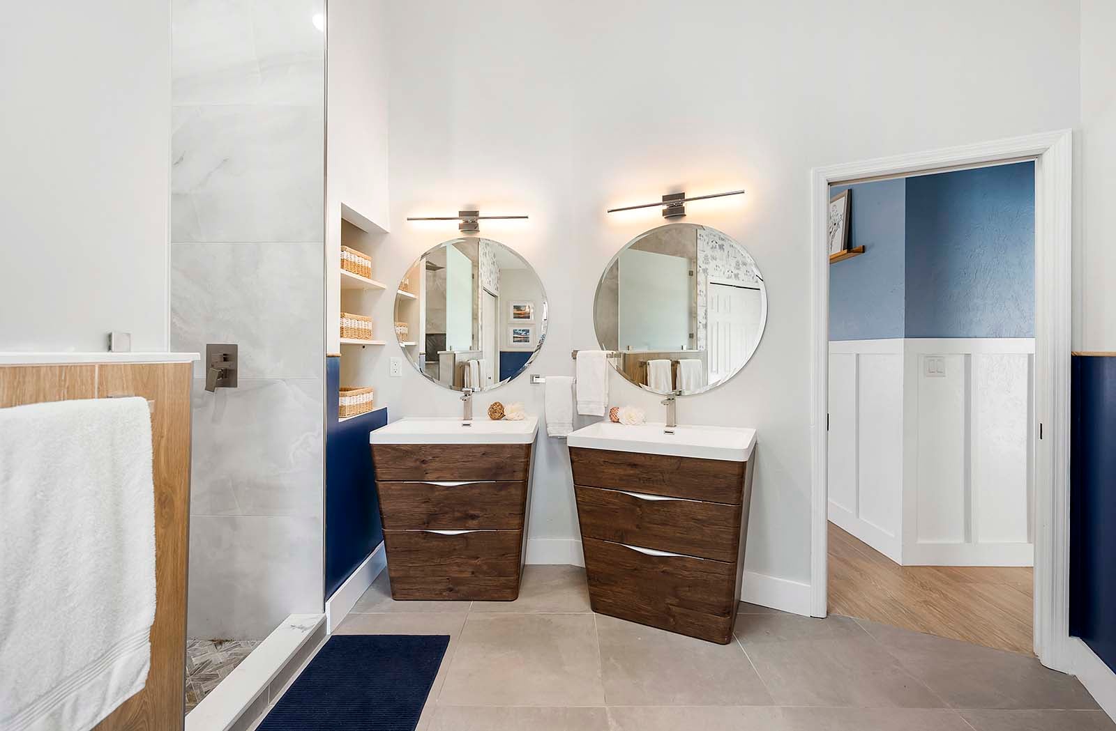 En-suite Badezimmer mit Waschbecken für Sie und Ihn