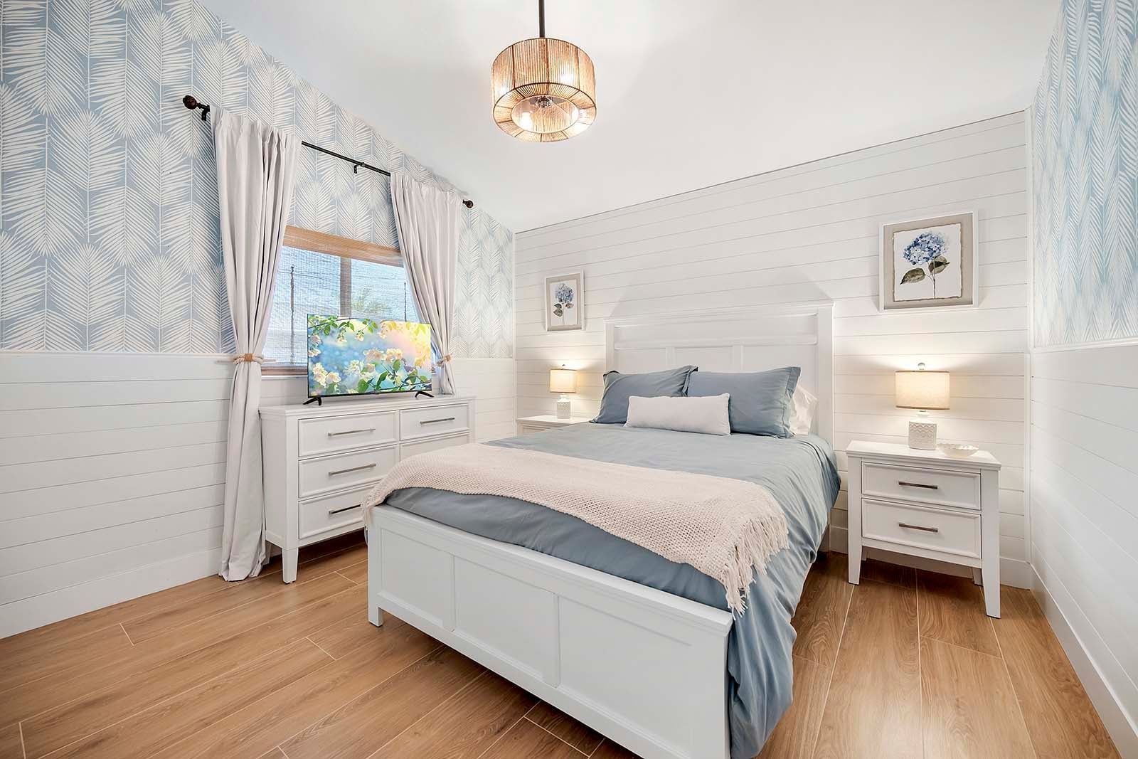 Schlafzimmer mit Queensize-Bett und Gartenblick