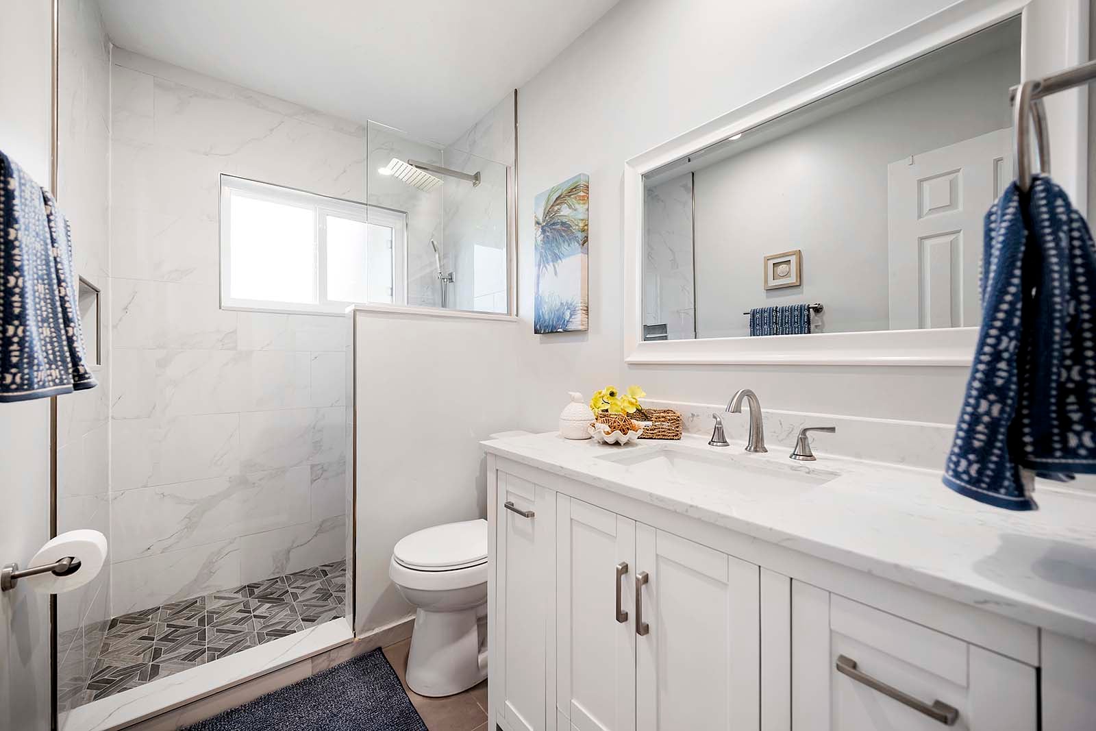 Flurbad mit Dusche und Waschbecken