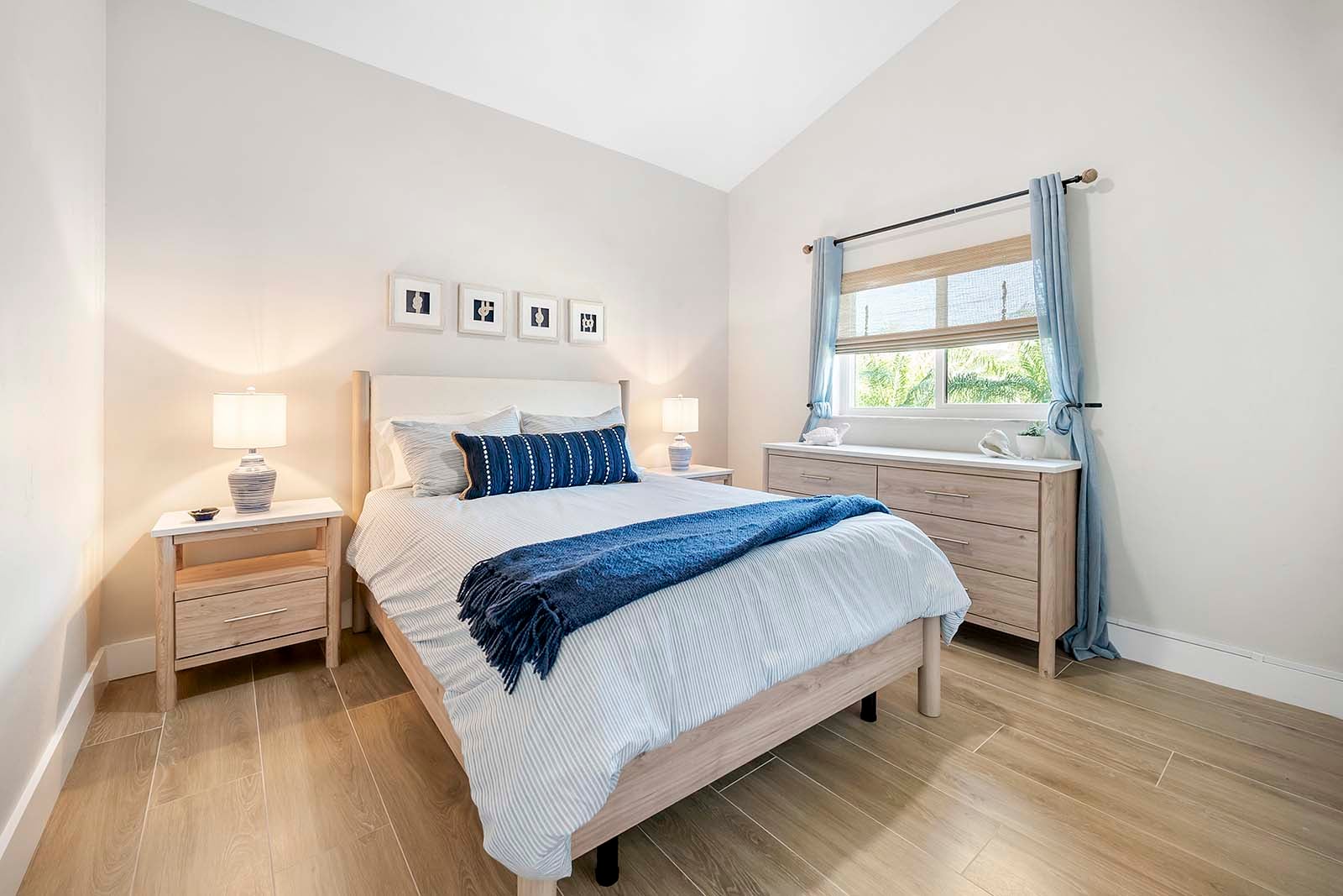 Schlafzimmer mit Queensize-Bett und Blick auf den Kanal