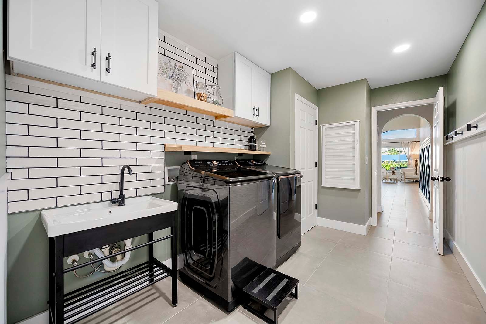 Waschküche mit Waschmaschine/Trockner und Waschbecken