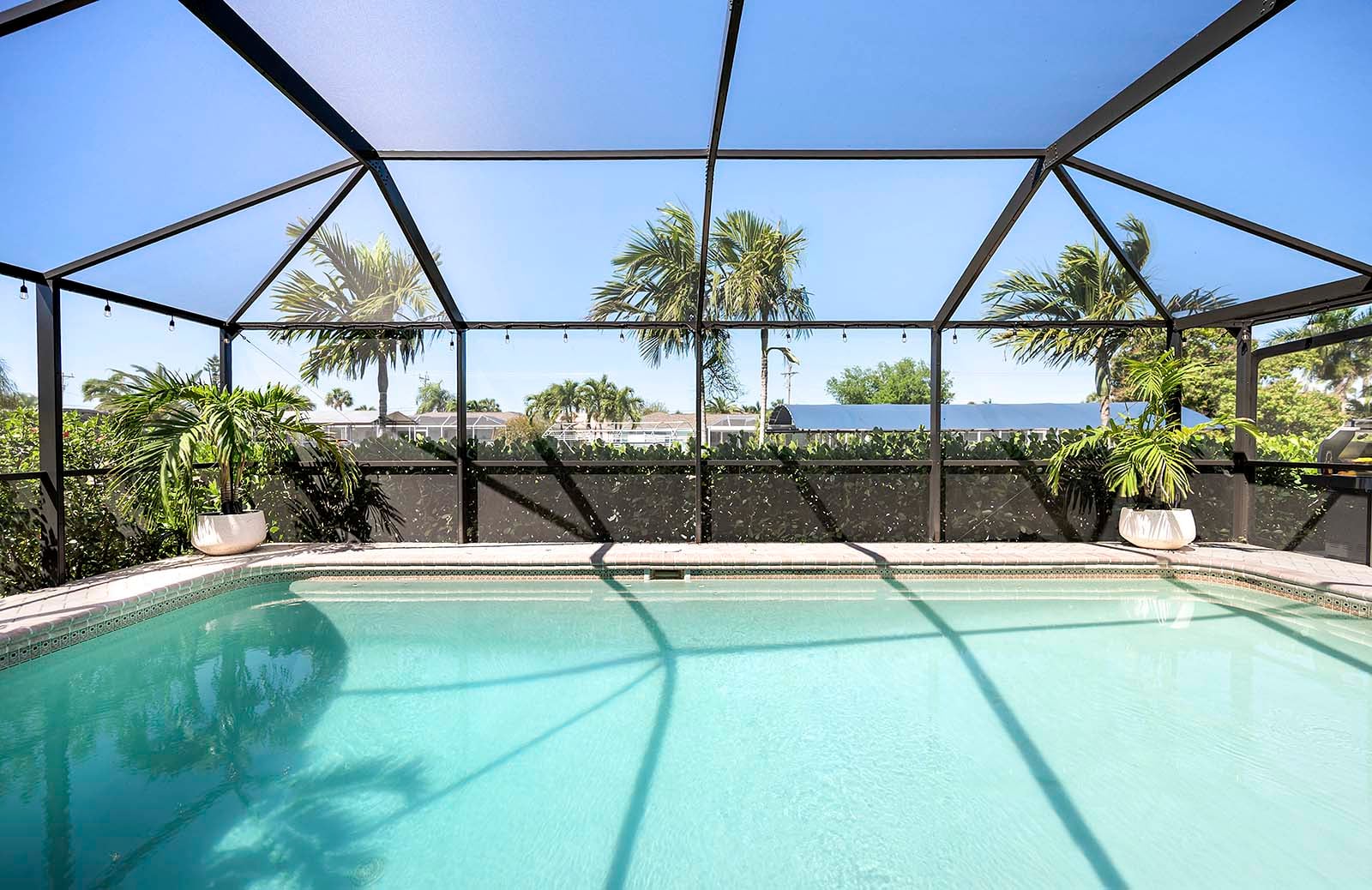 Nach Südwesten ausgerichteter Pool