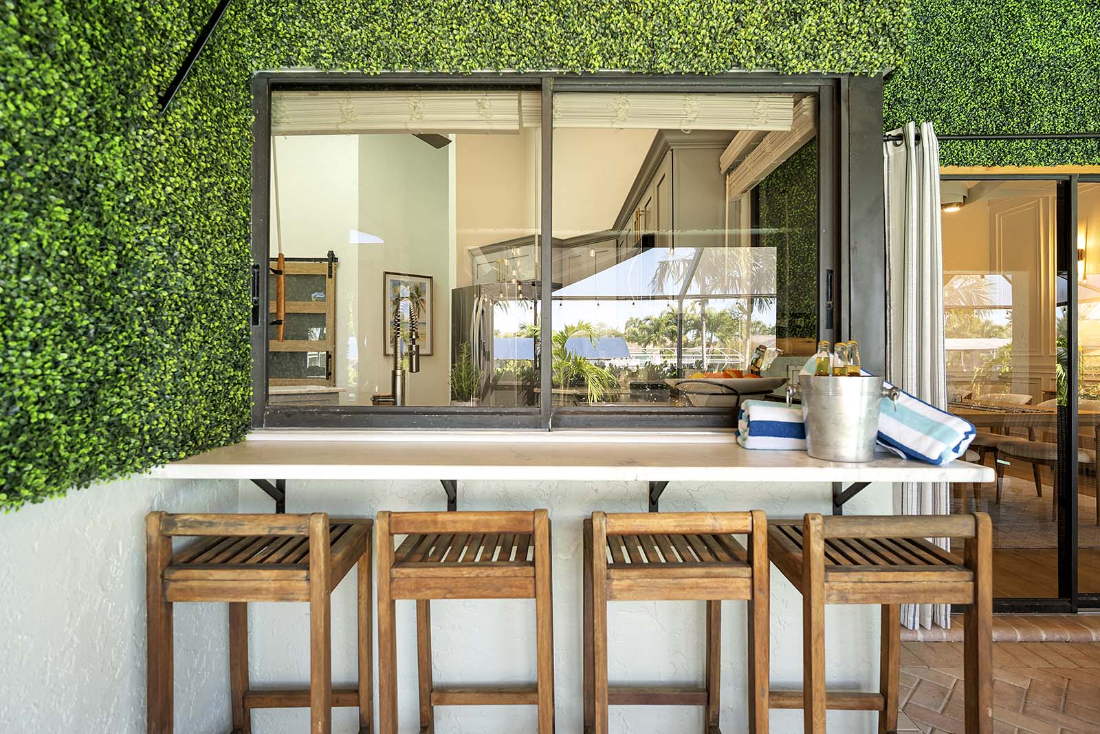 Zusätzliche Sitzgelegenheiten im Freien am Durchgangsfenster