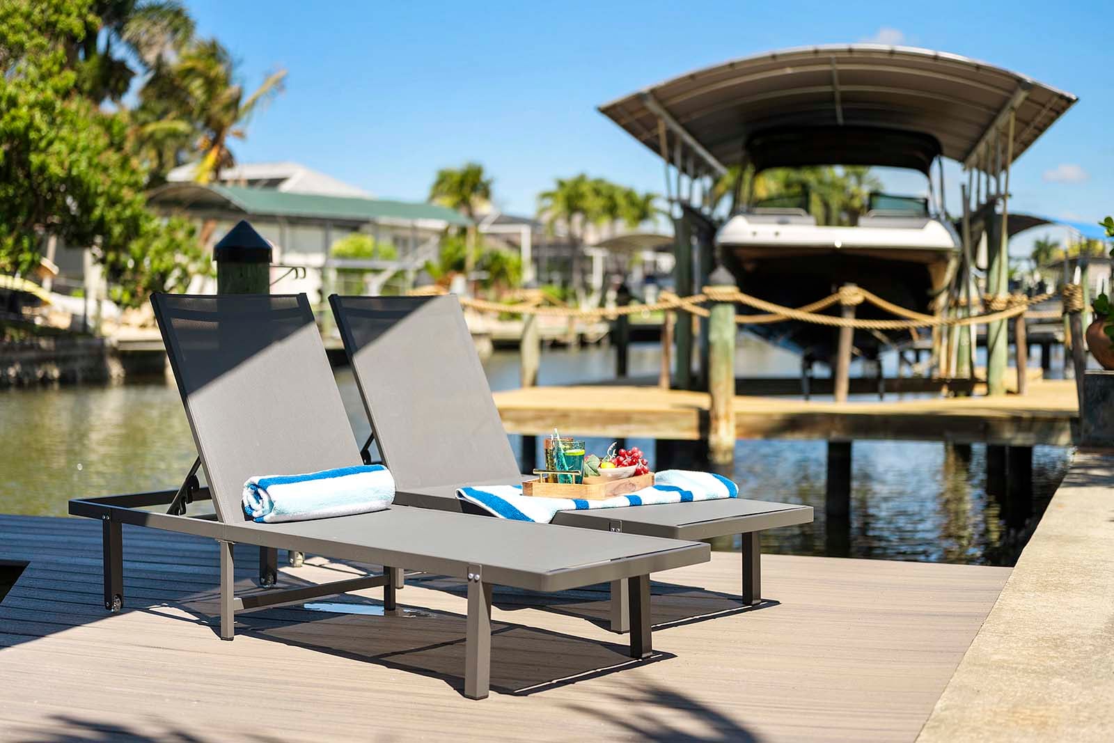 Genießen Sie die Sonne und genießen Sie die Sonnenstrahlen mit Plenty Lounge Chaise