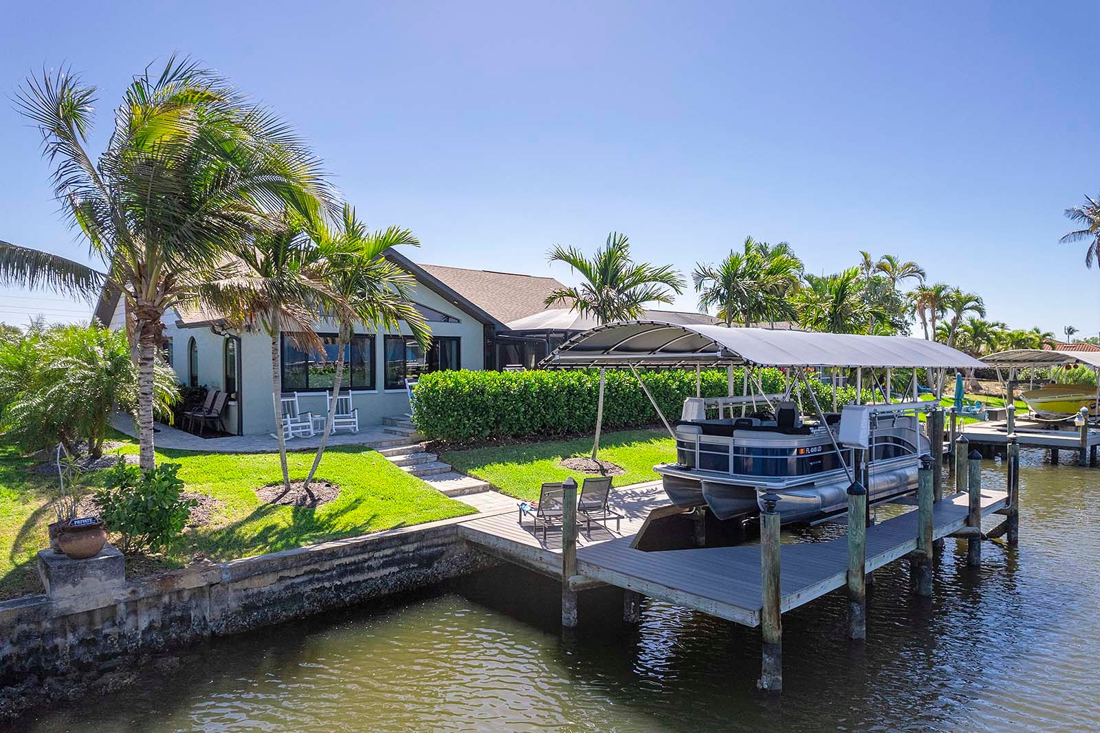 Sitzplätze am Dock. Fühlen Sie sich frei, vom Dock aus zu angeln.