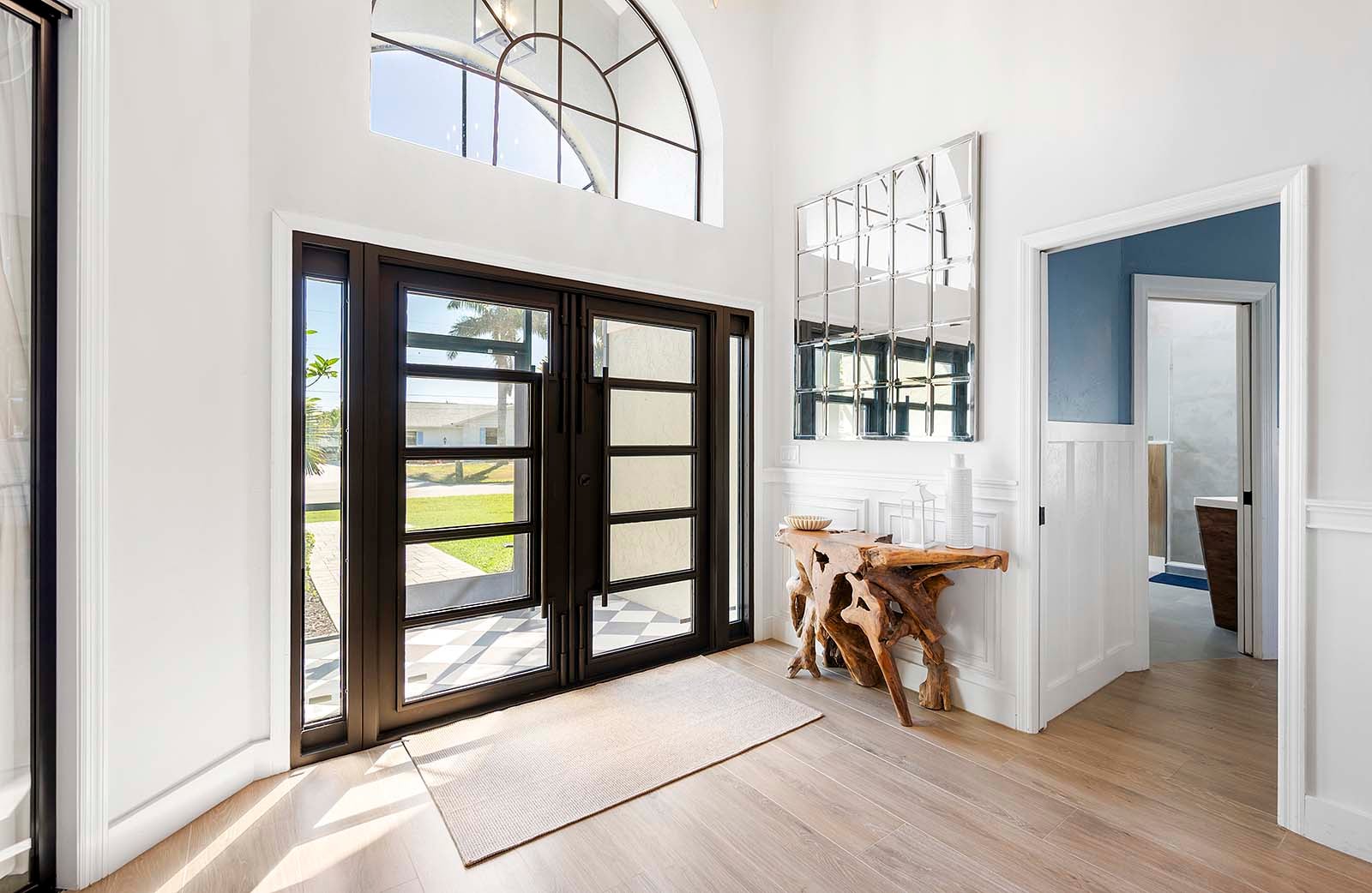 Foyer des Gulfstream Getaway mit Doppeltür-Eingangsfilterung in viel Licht