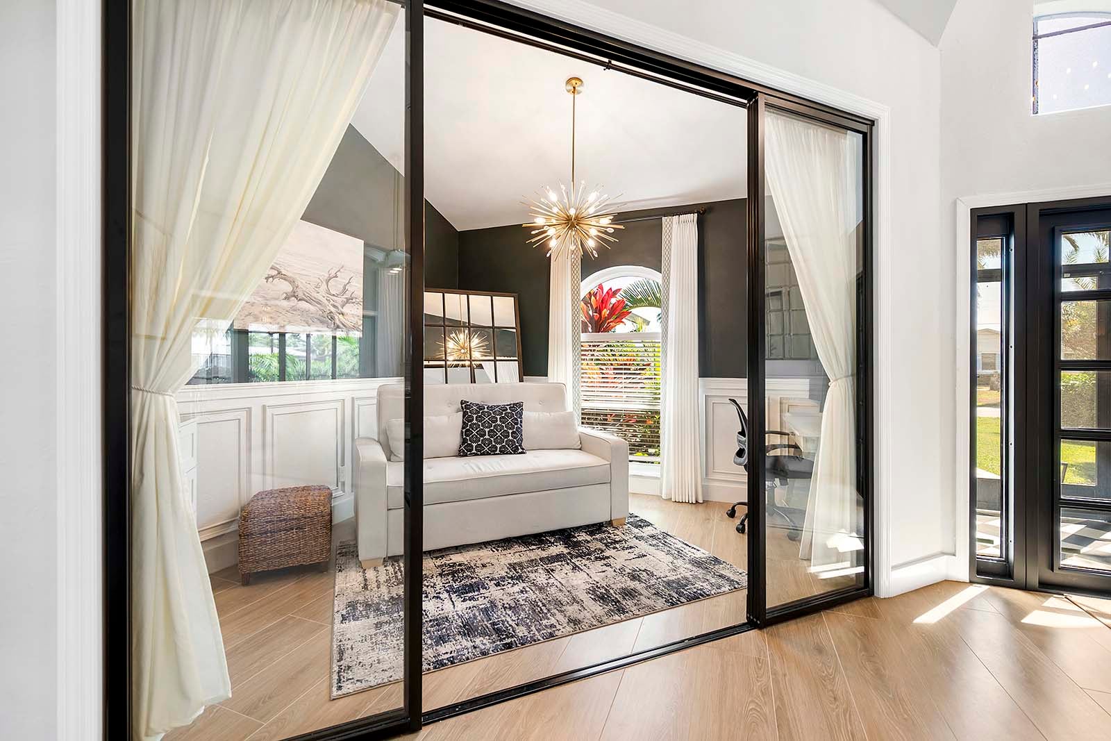 Großer, luftiger Sitzbereich mit übergroßem Stuhl zum Entspannen oder zum Überprüfen Ihrer Post auf dem Schreibtisch mit Arbeitsstuhl