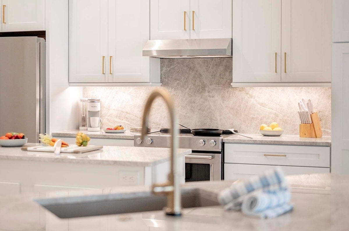 Terrasse am Kanal mit Wasserblick und Sitzbereich