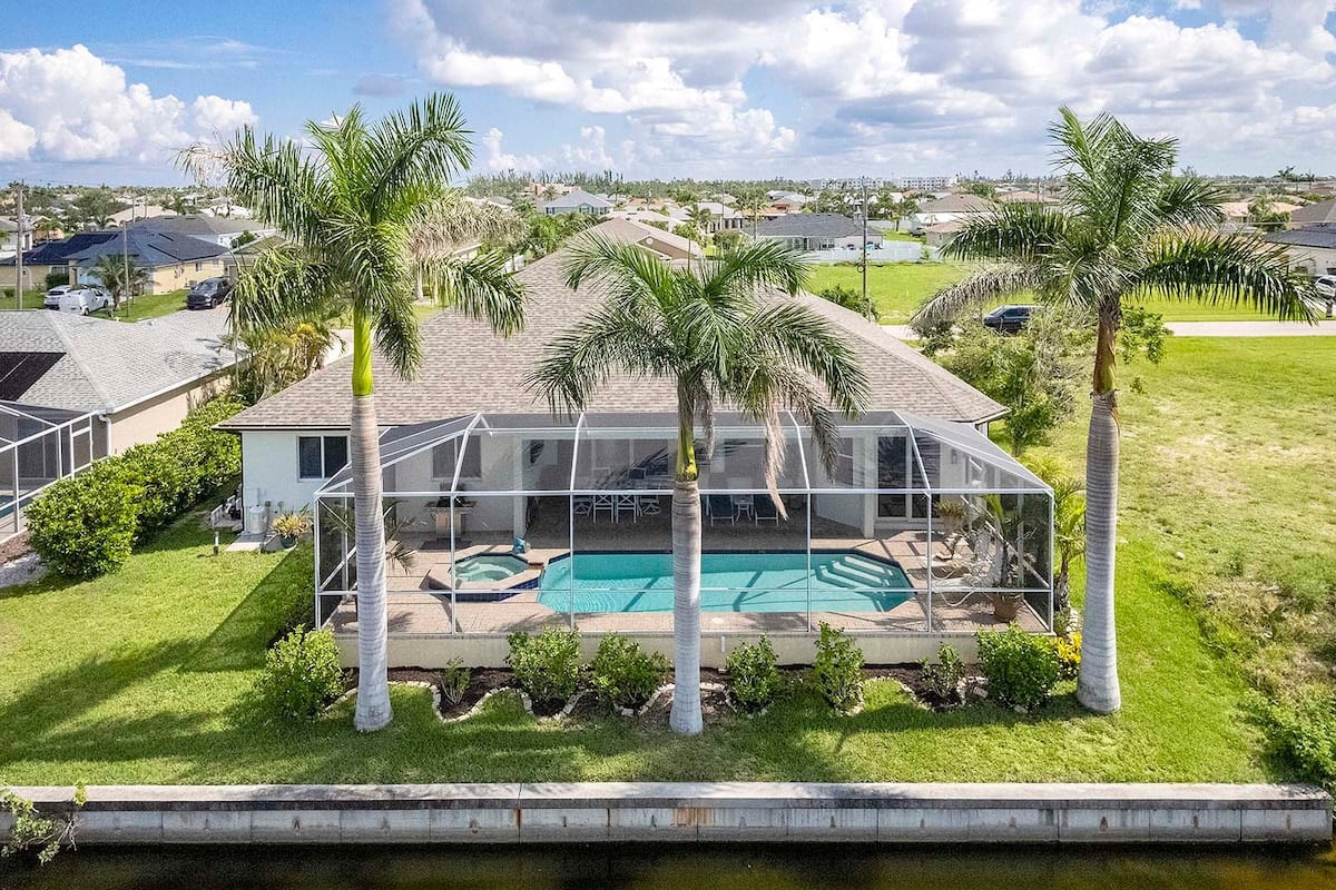 Blick auf den Kanal am Wassergrundstück in SW Cape Coral.
