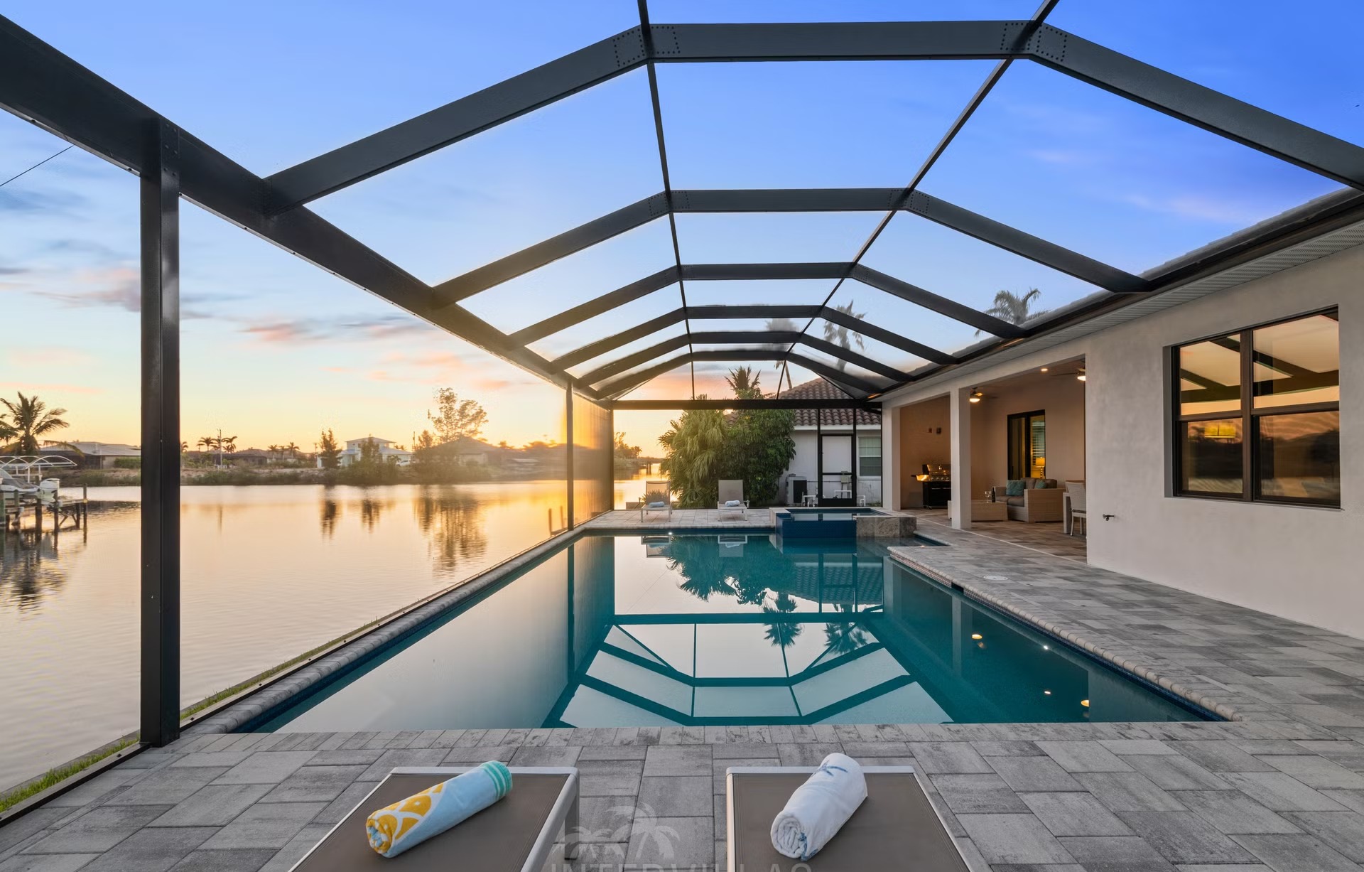 Moderne Villa am Kanal mit Salzwasser-Pool und Spa/Jacuzzi.